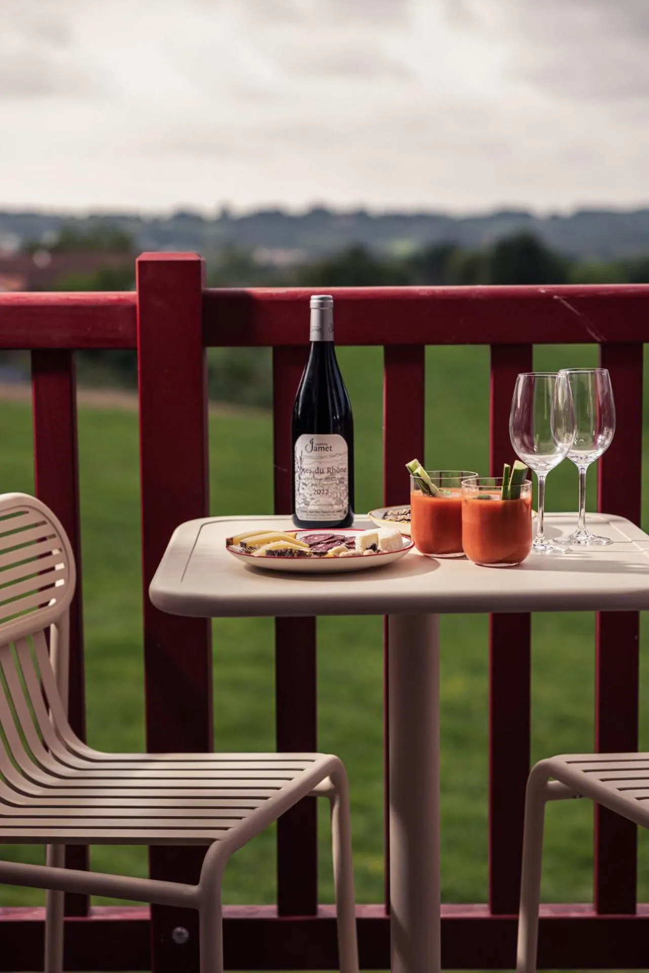 Balcony/Terrace in Hôtel INDARRA & SPA - Piscine