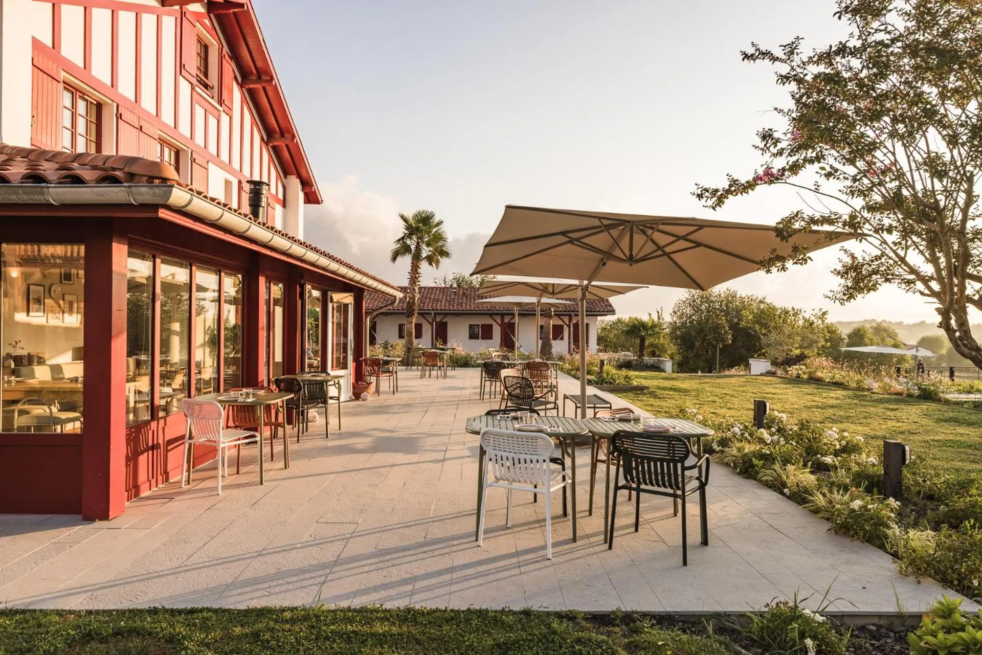 Property building in Hôtel INDARRA & SPA - Piscine