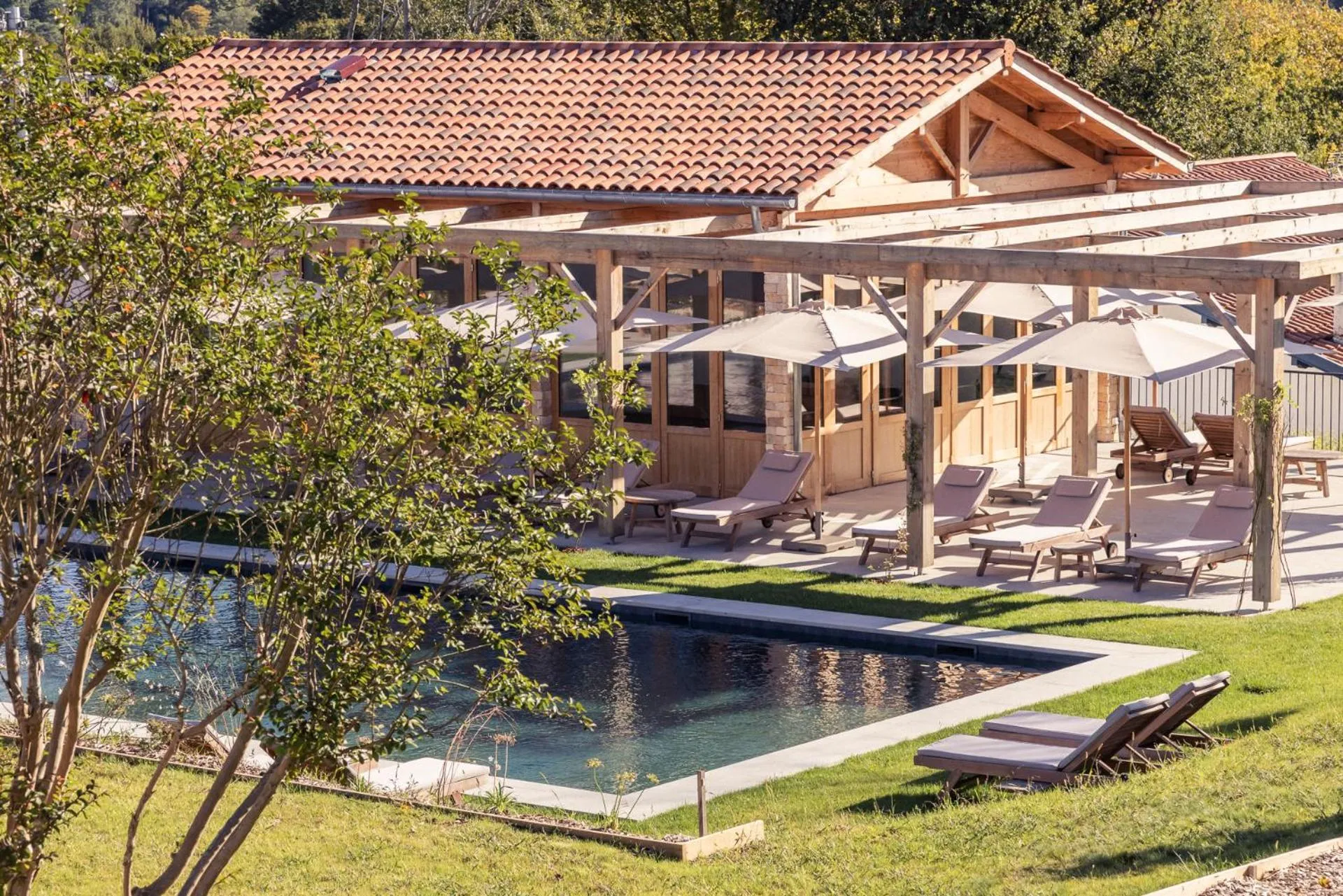 Garden in Hôtel INDARRA & SPA - Piscine