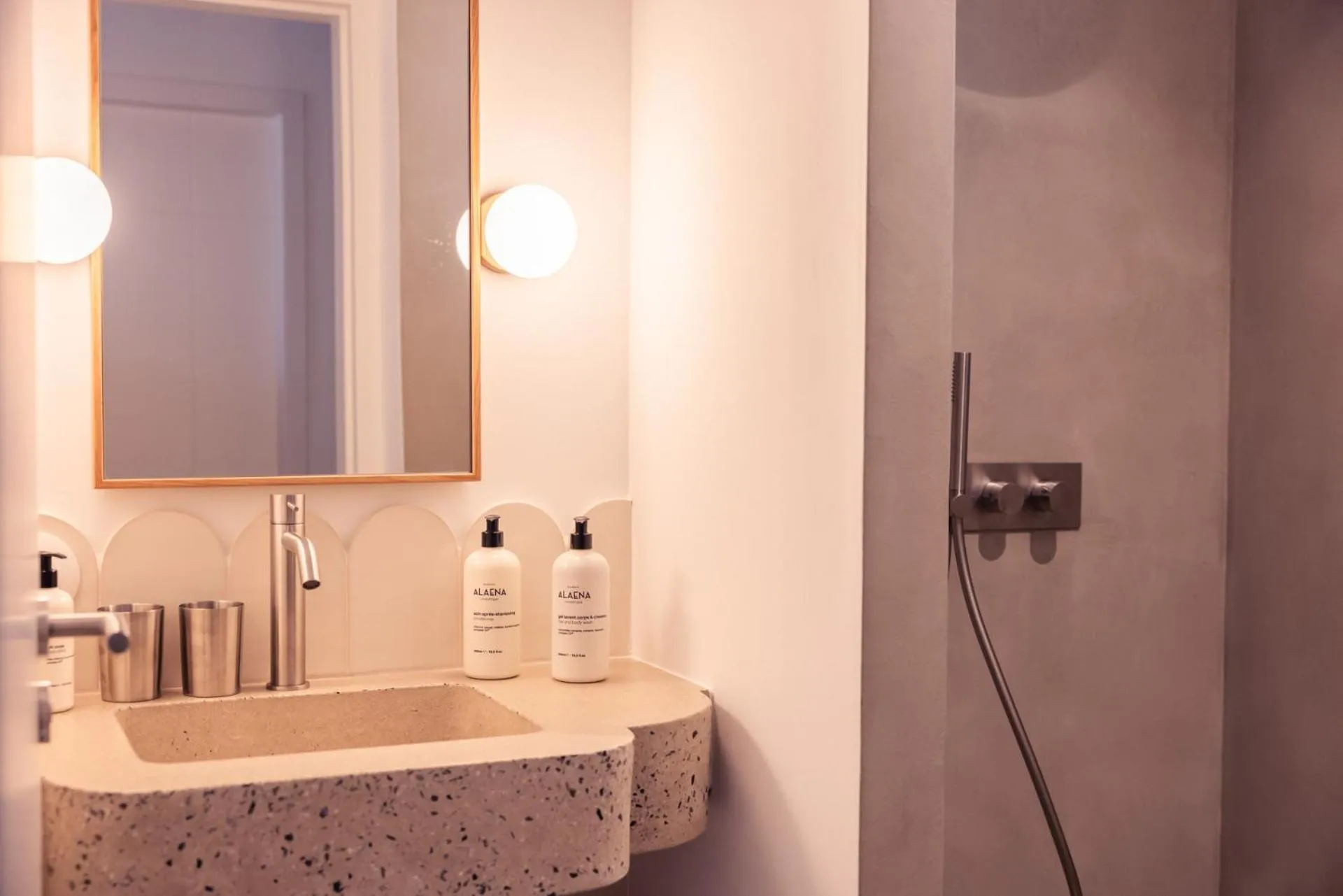 Shower in Hôtel INDARRA & SPA - Piscine