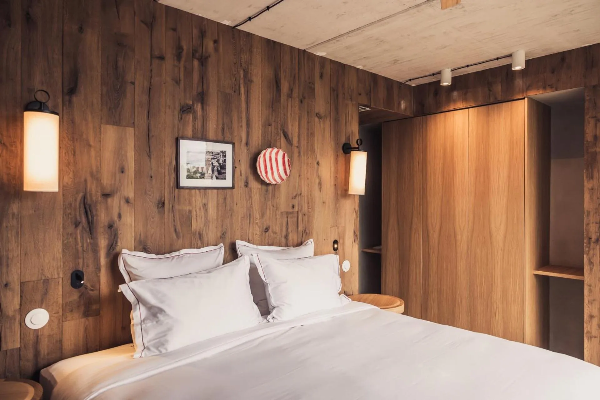 Bed in Hôtel INDARRA & SPA - Piscine