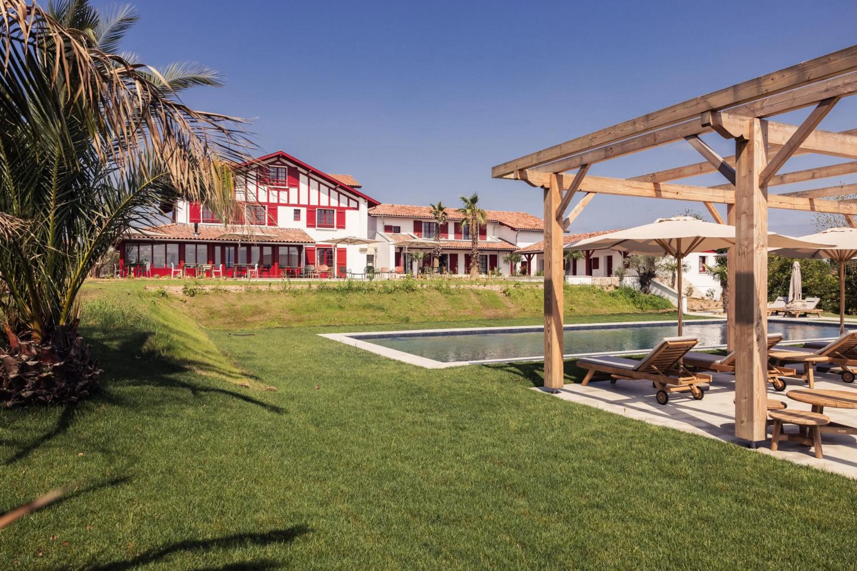 Property building in Hôtel INDARRA & SPA - Piscine