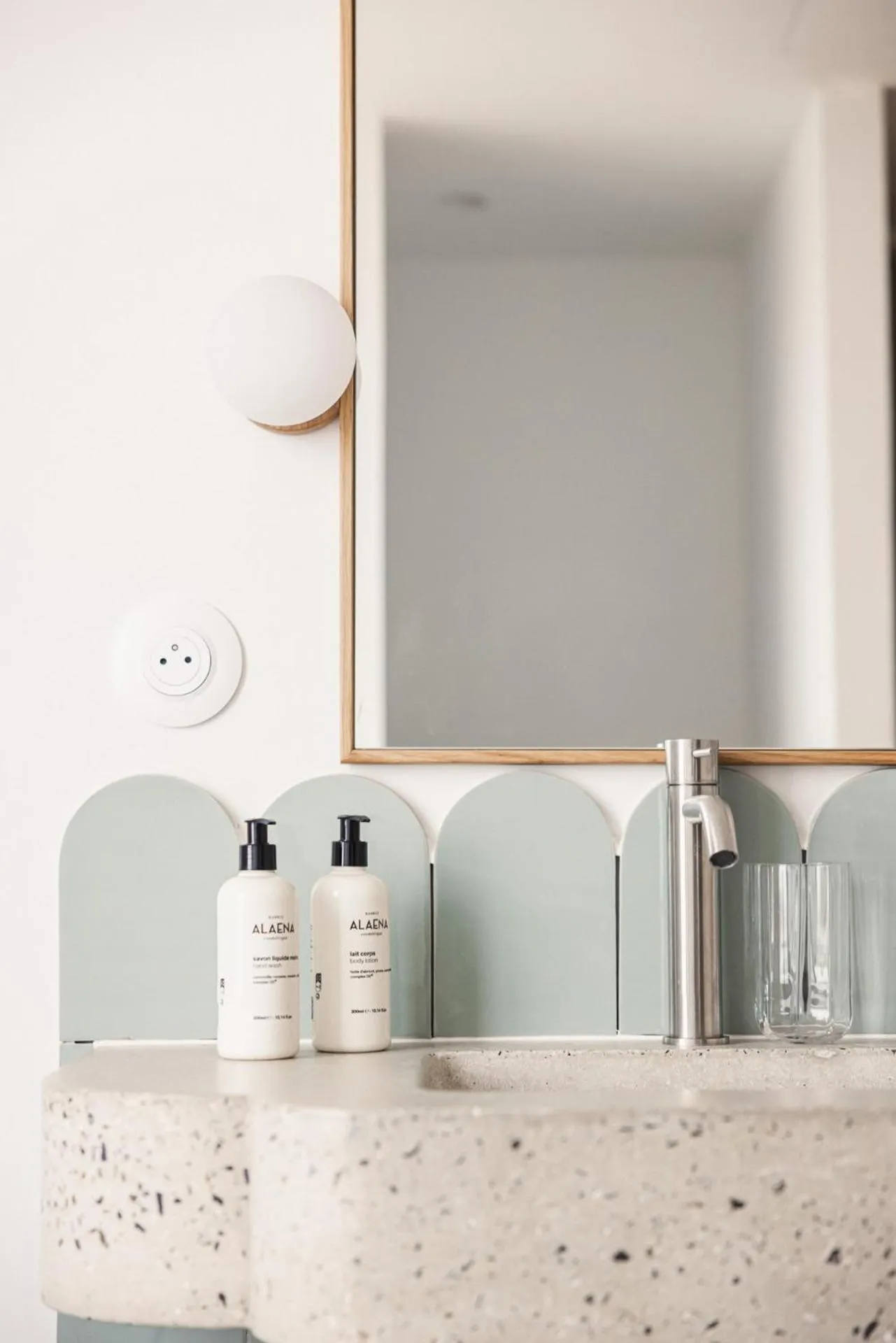 Bathroom in Hôtel INDARRA & SPA - Piscine