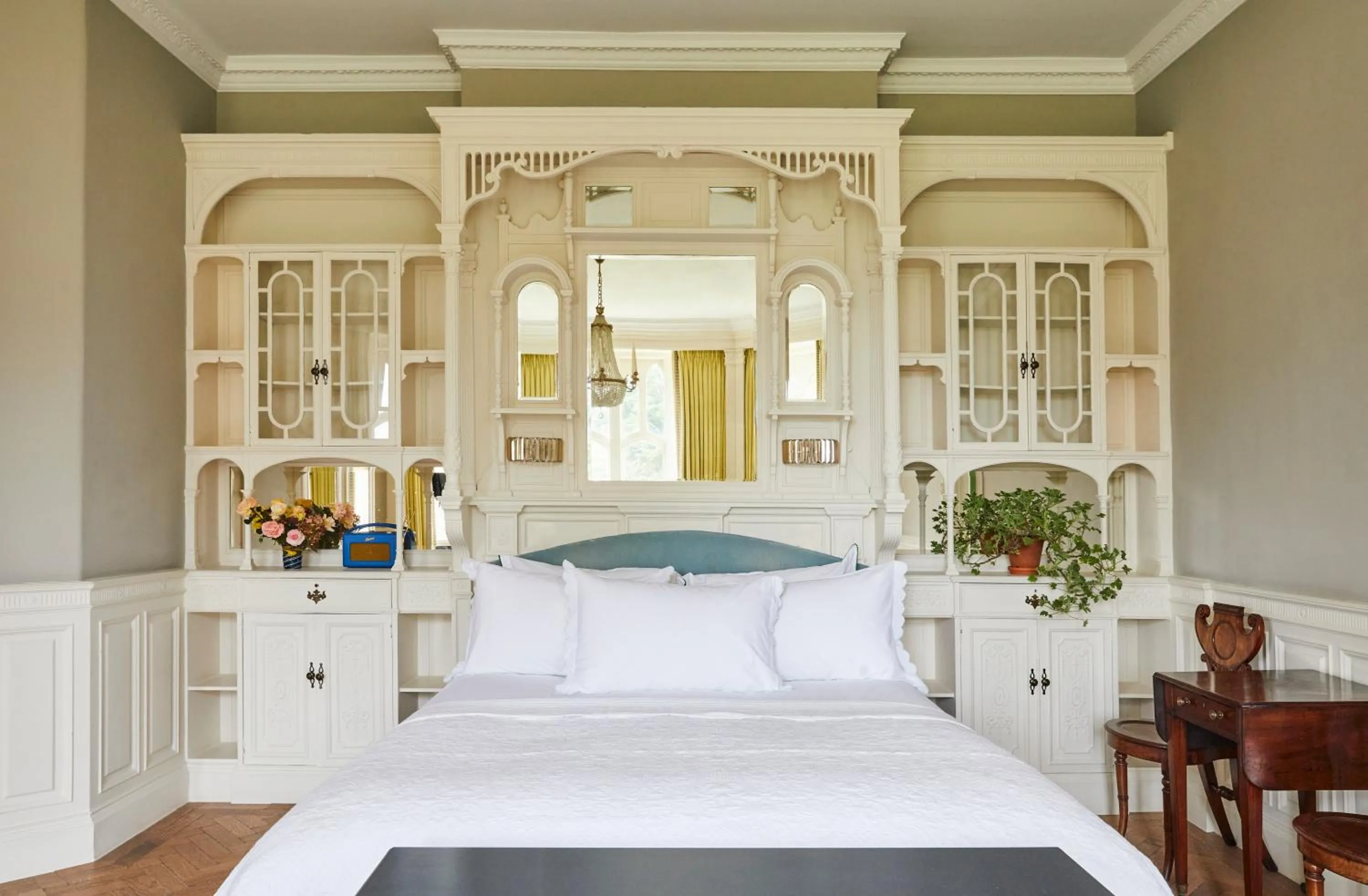 Bedroom, Bed in Oakley Court