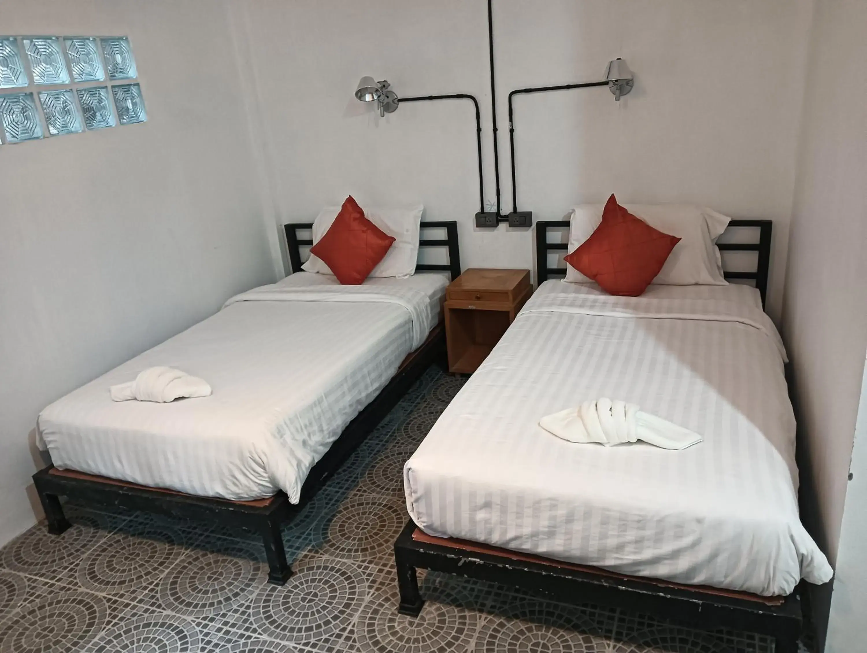 Deluxe Twin Room in White Jail at Koh Tao Hostel Deluxe Twin Room in White Jail at Koh Tao Hostel