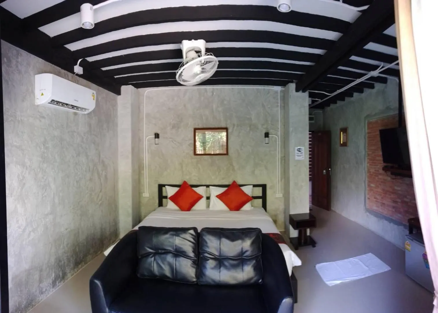 Photo of the whole room, Bed in White Jail at Koh Tao Hostel