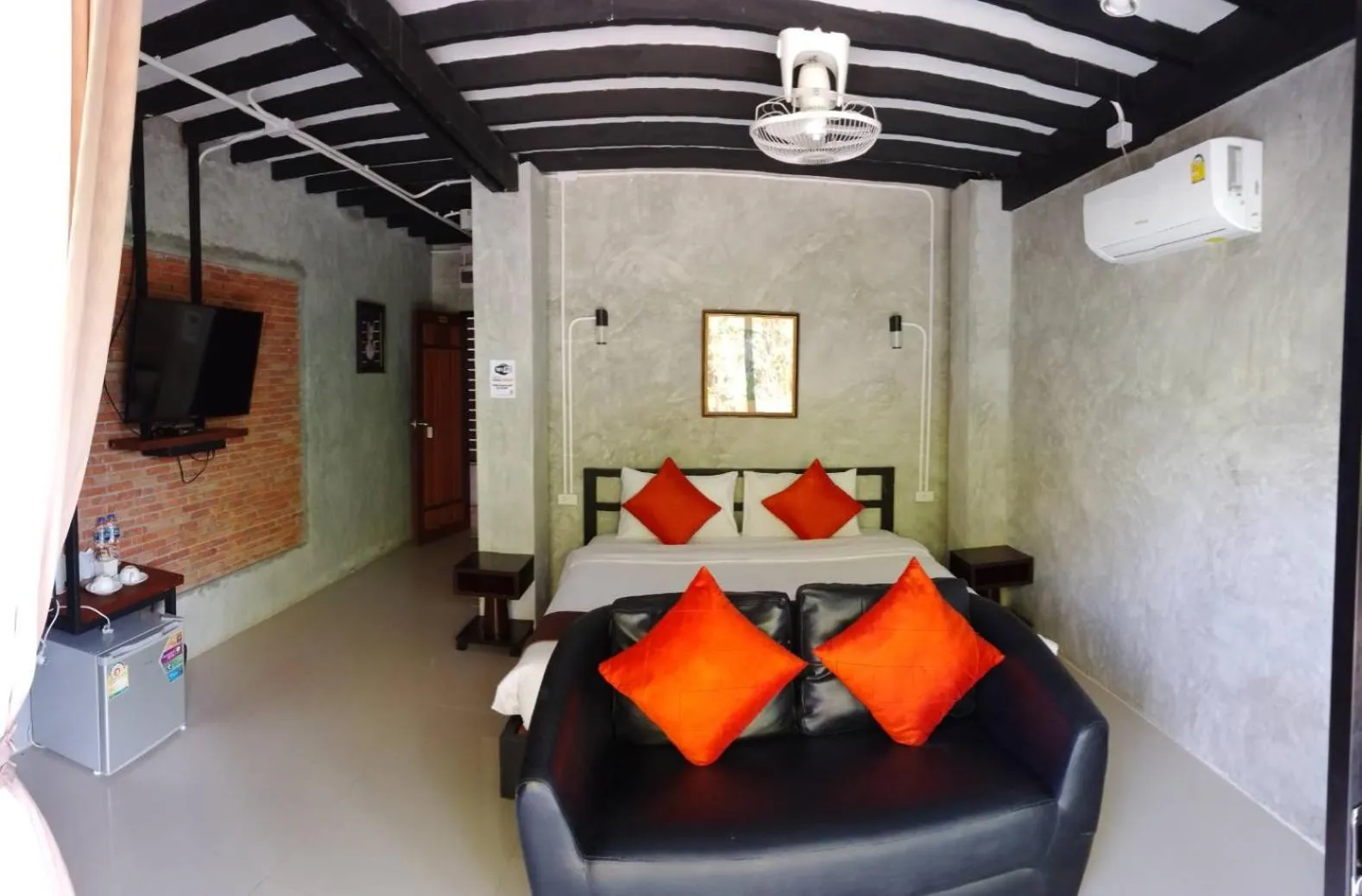 TV and multimedia in White Jail at Koh Tao Hostel