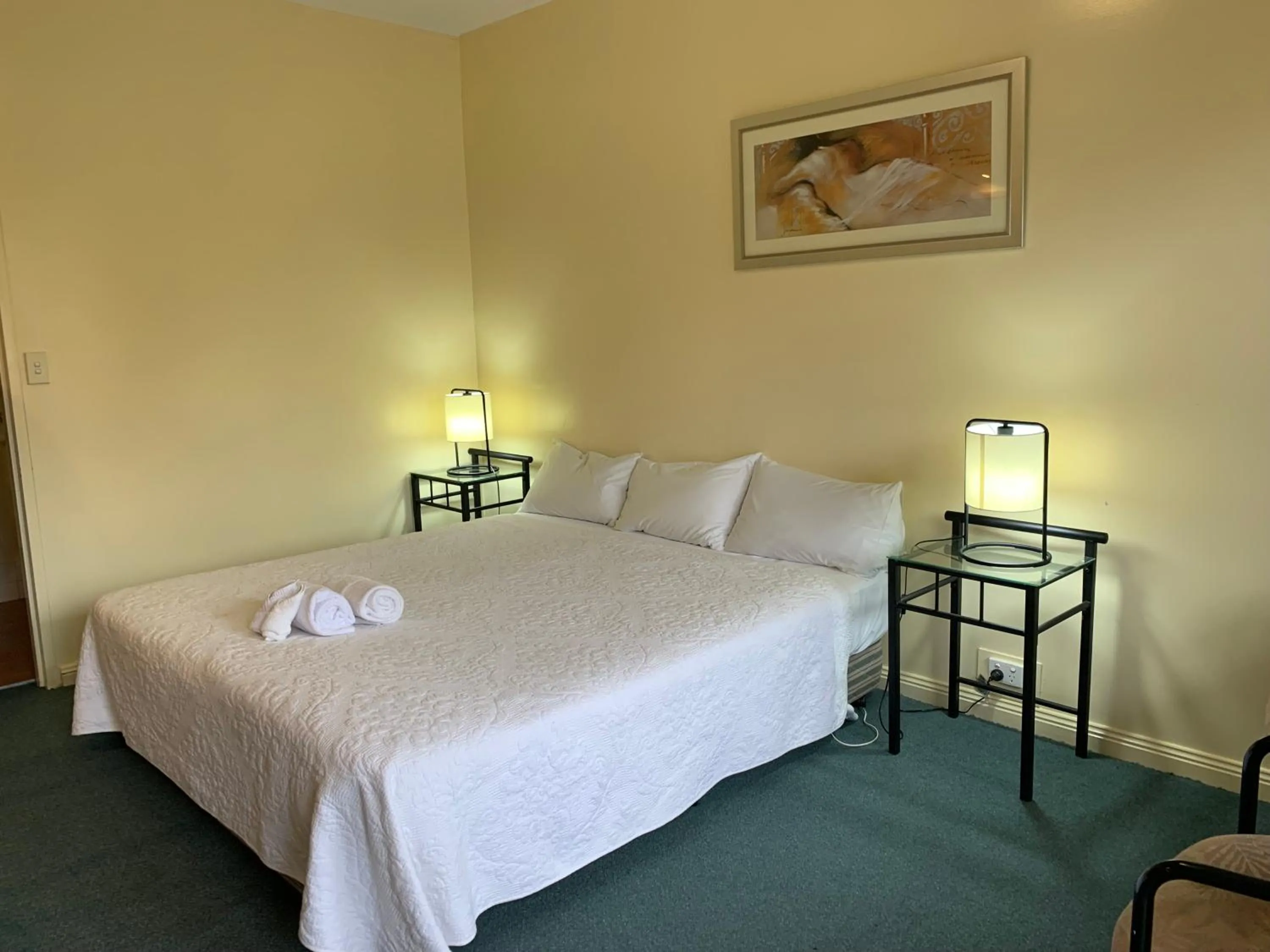 Bedroom, Bed in Temora Motel