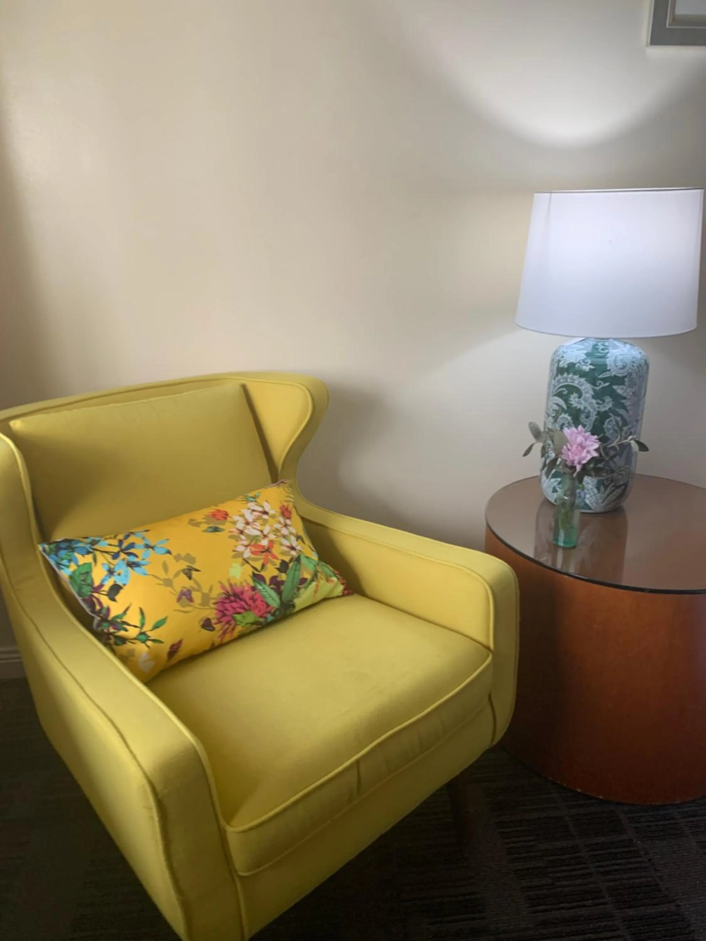 Living room in Temora Motel