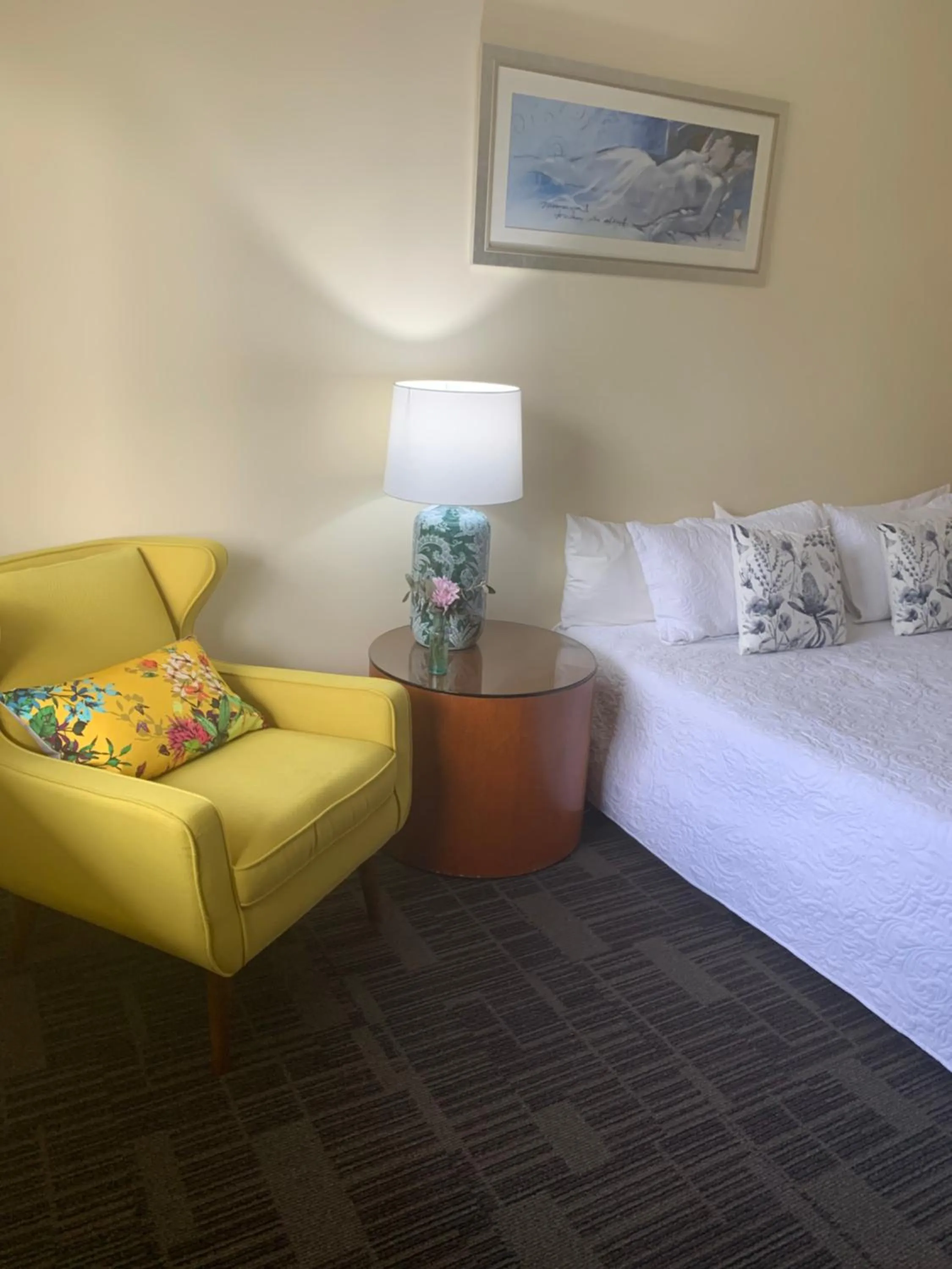 Seating area, Bed in Temora Motel