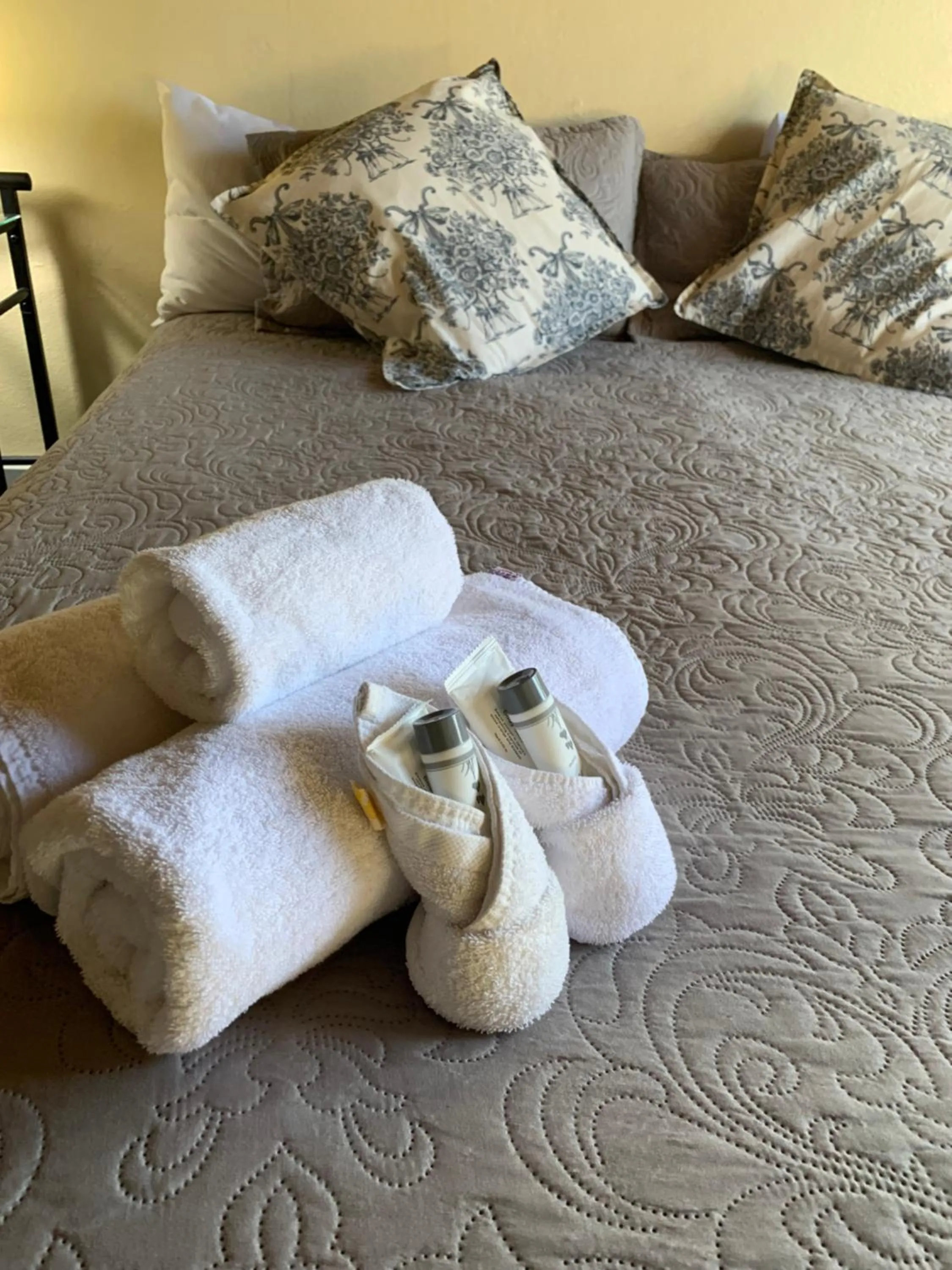 towels, Bed in Temora Motel