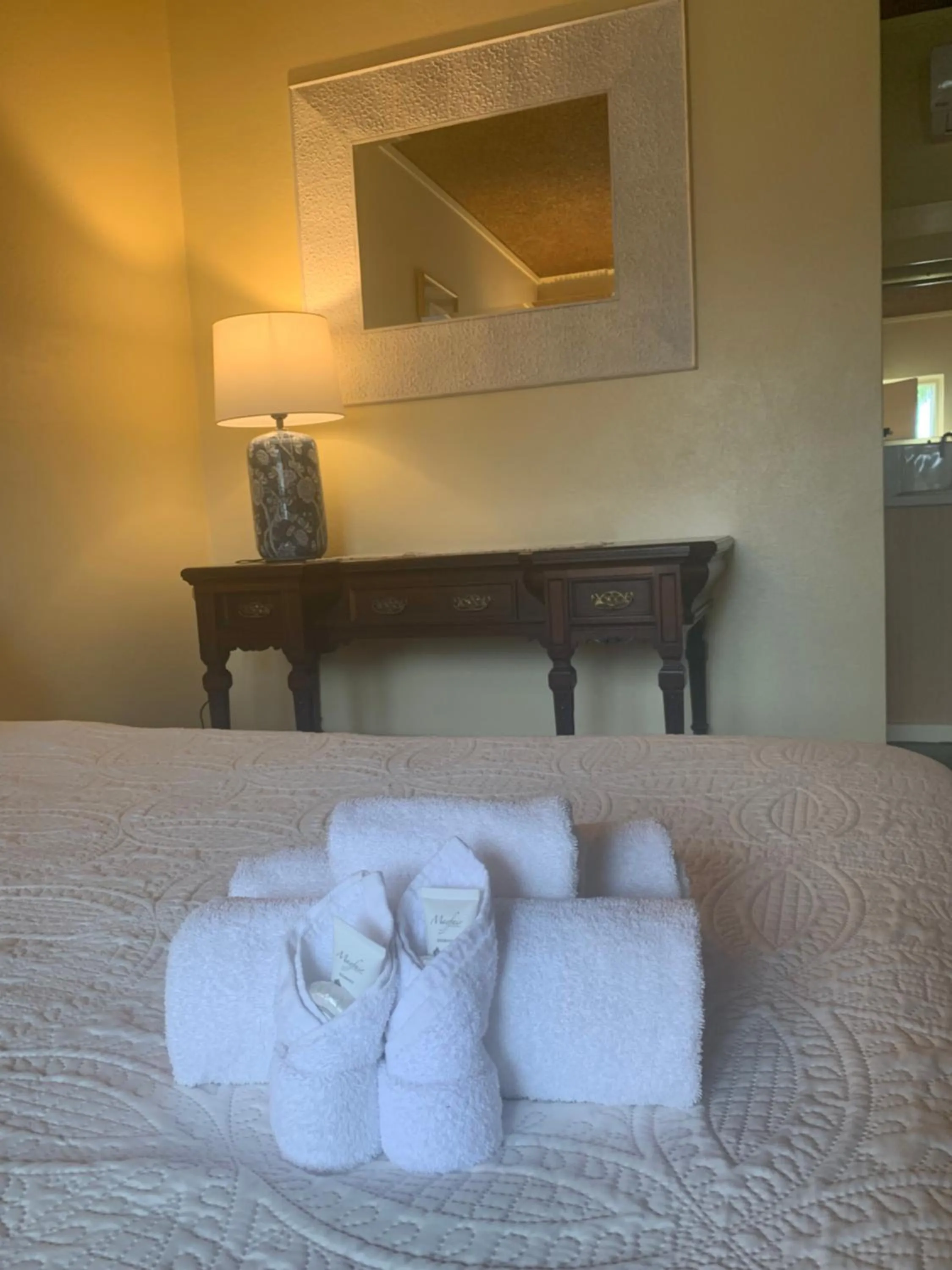 Bedroom, Bed in Temora Motel