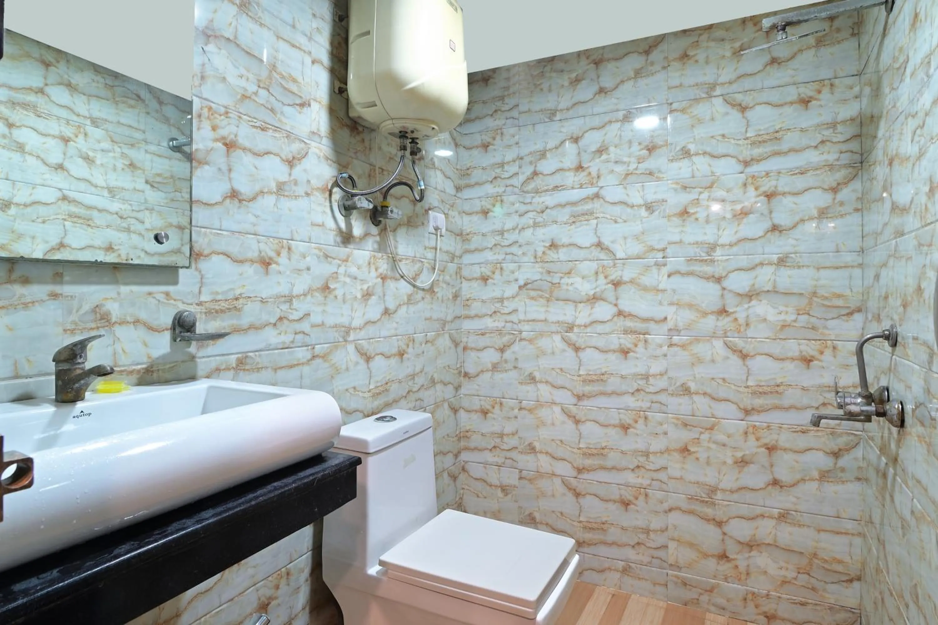 Bathroom in Hotel Glow Inn Paharganj-3 Mins Walk From New Delhi Railway Station