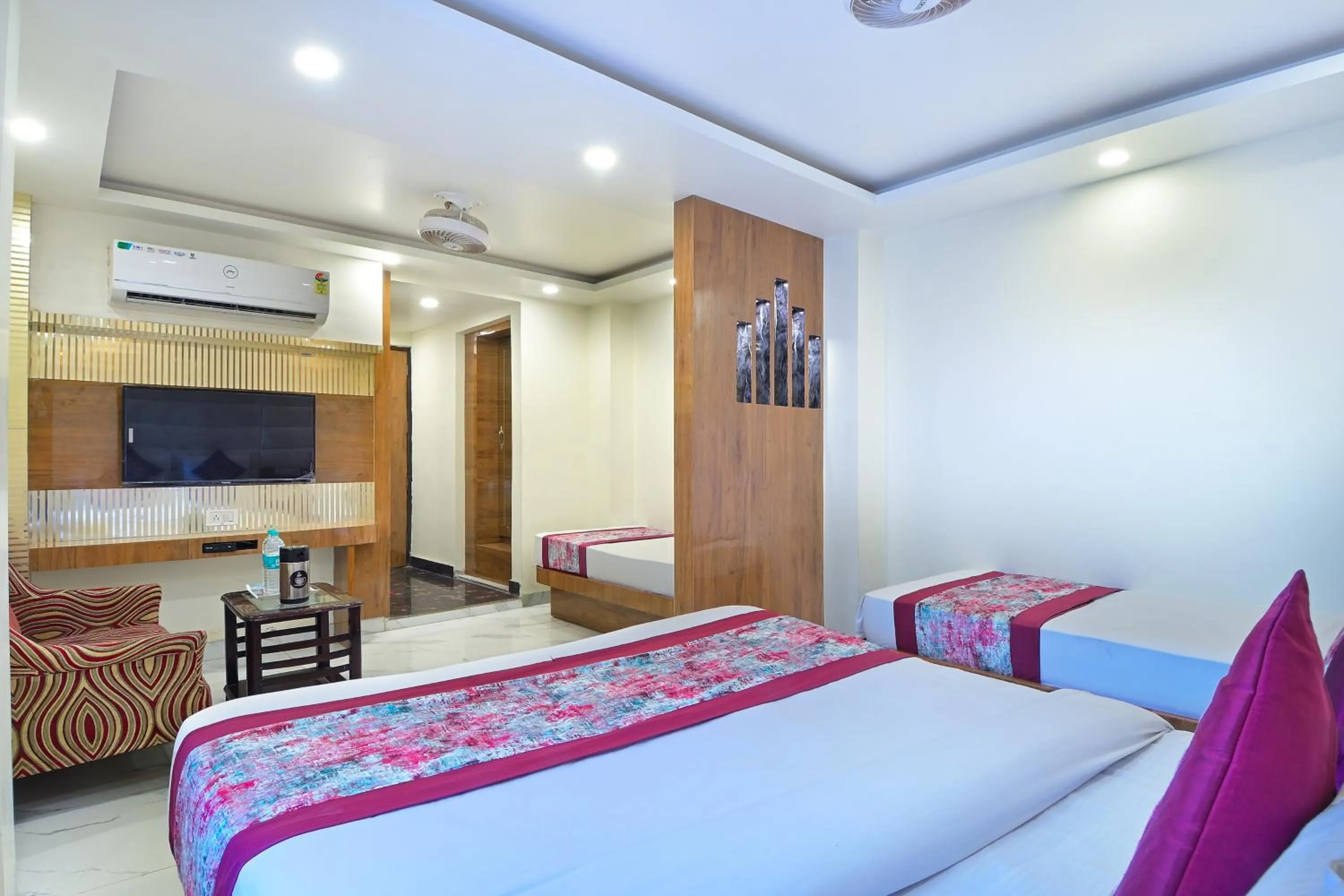 TV and multimedia, Bed in Hotel Glow Inn Paharganj-3 Mins Walk From New Delhi Railway Station