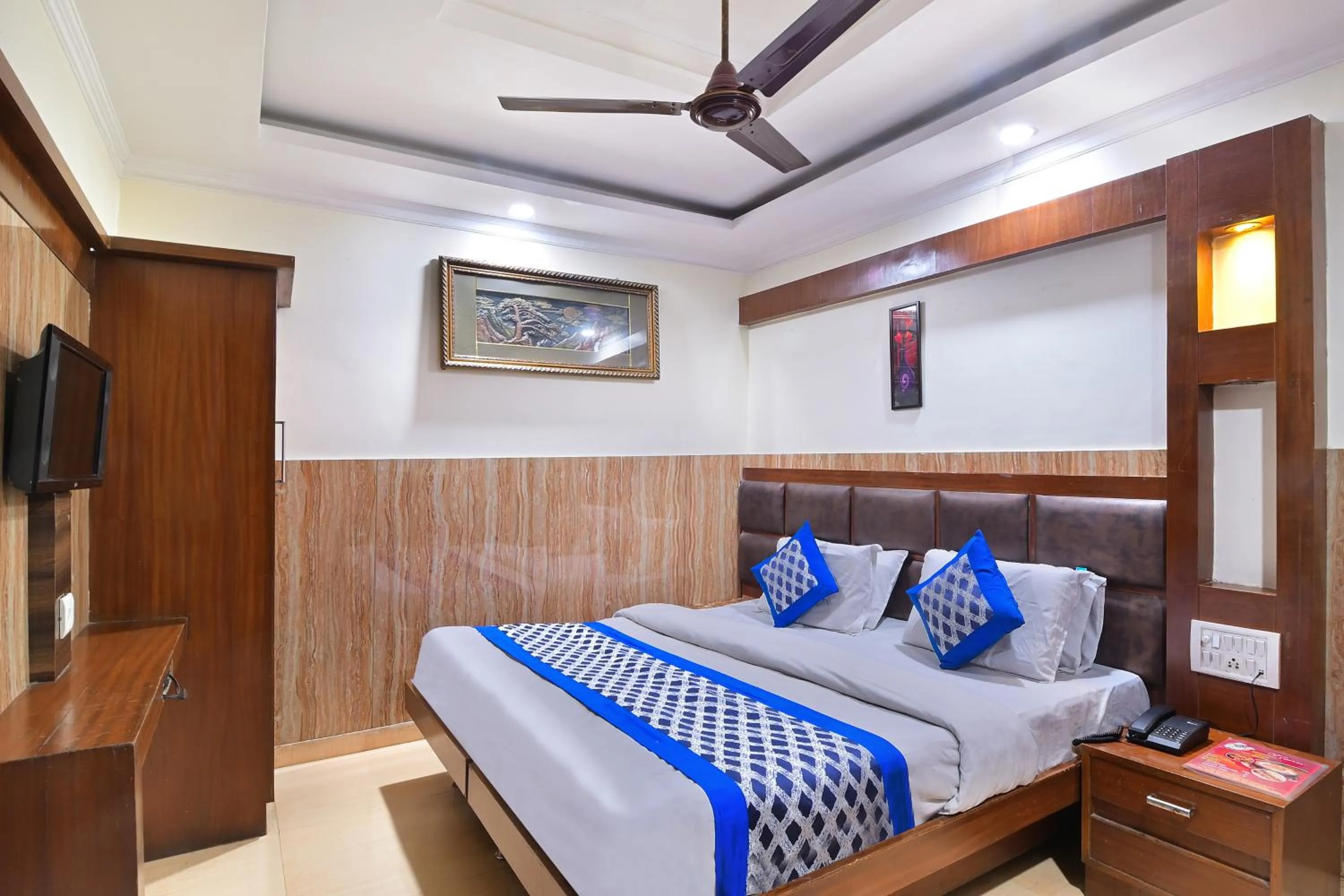 Bedroom, Bed in Hotel Glow Inn Paharganj-3 Mins Walk From New Delhi Railway Station