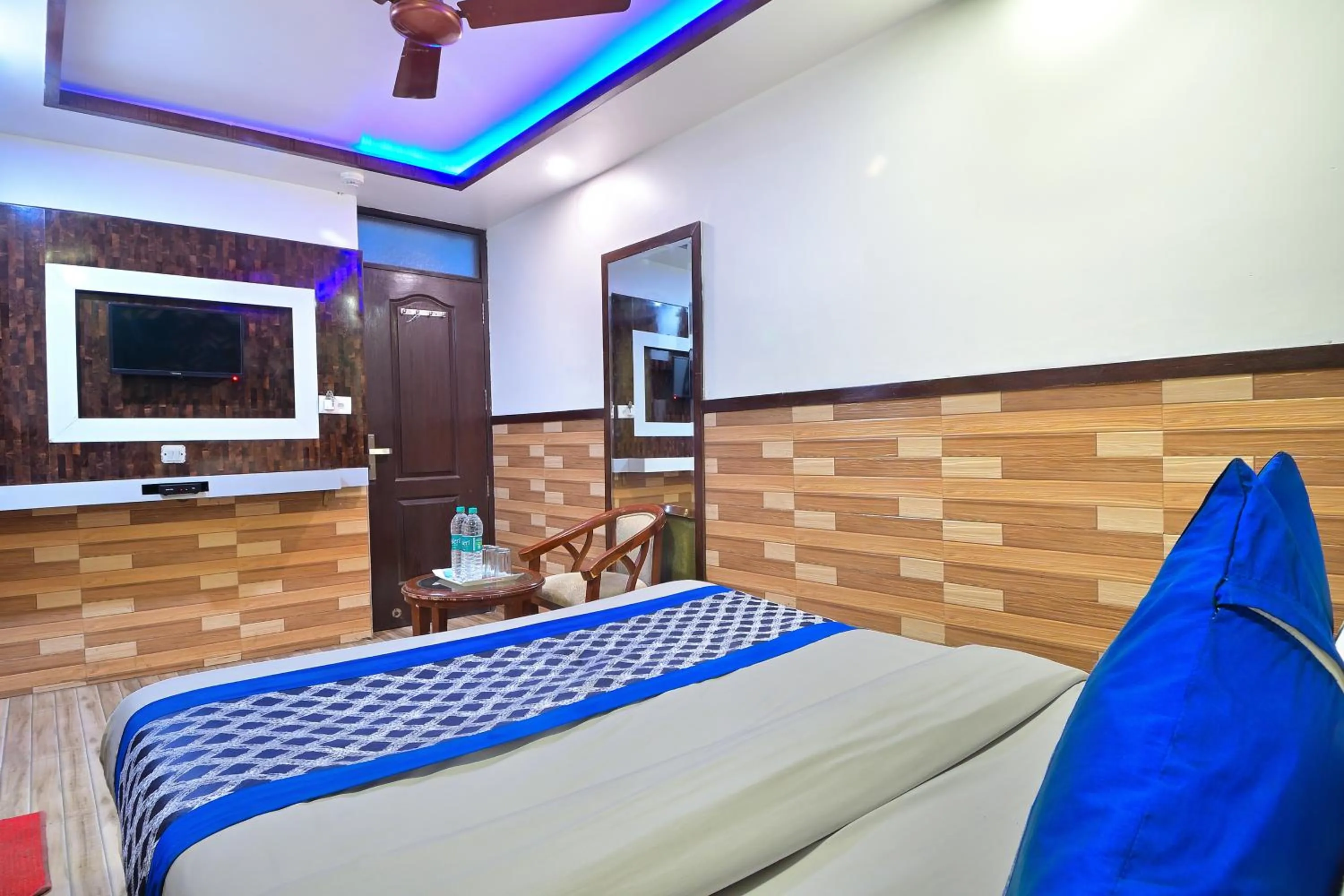 Bedroom, Bed in Hotel Glow Inn Paharganj-3 Mins Walk From New Delhi Railway Station
