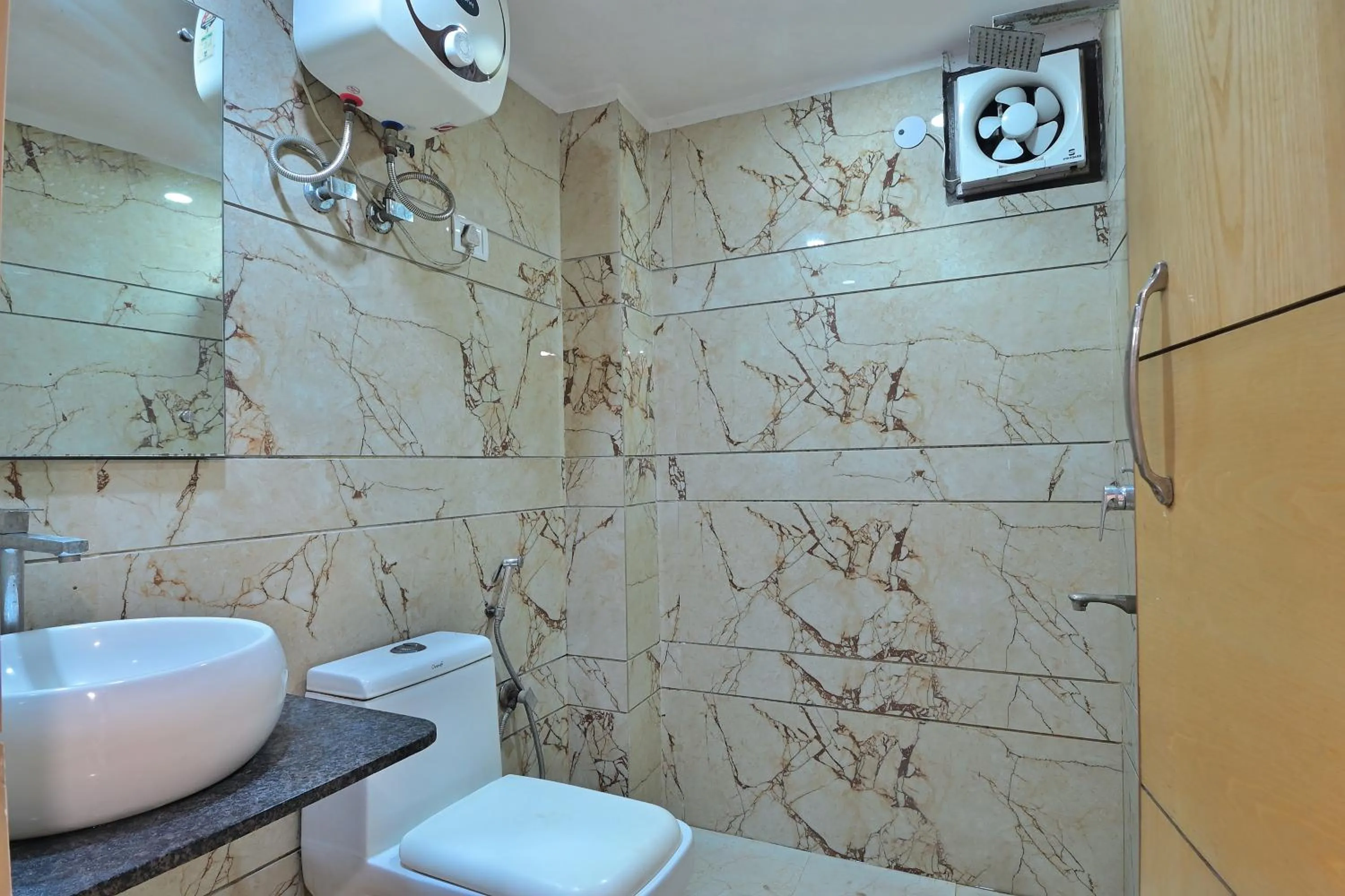 Bathroom in Hotel Glow Inn Paharganj-3 Mins Walk From New Delhi Railway Station