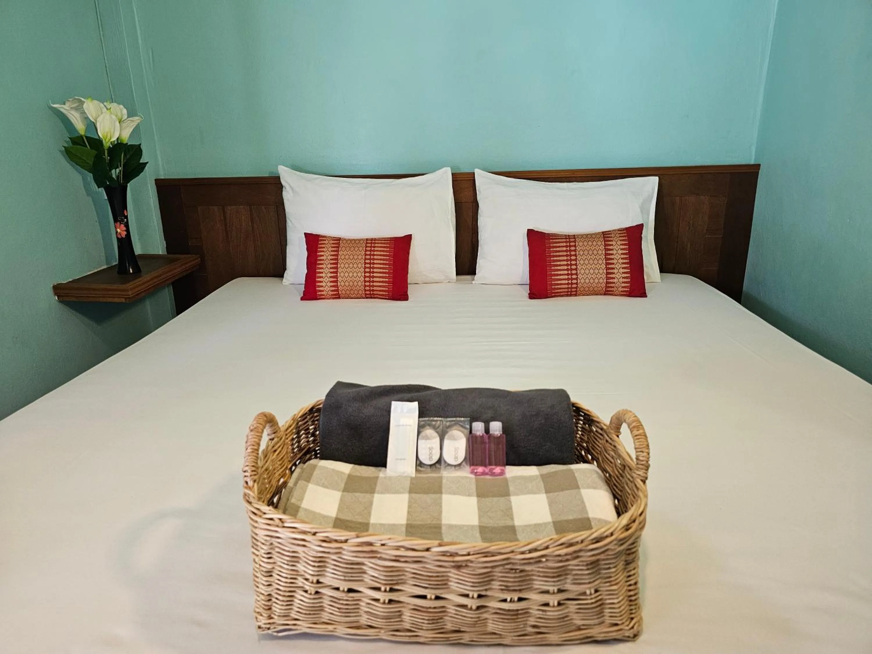 Bed in Koh Ngai Kaimuk Thong Resort