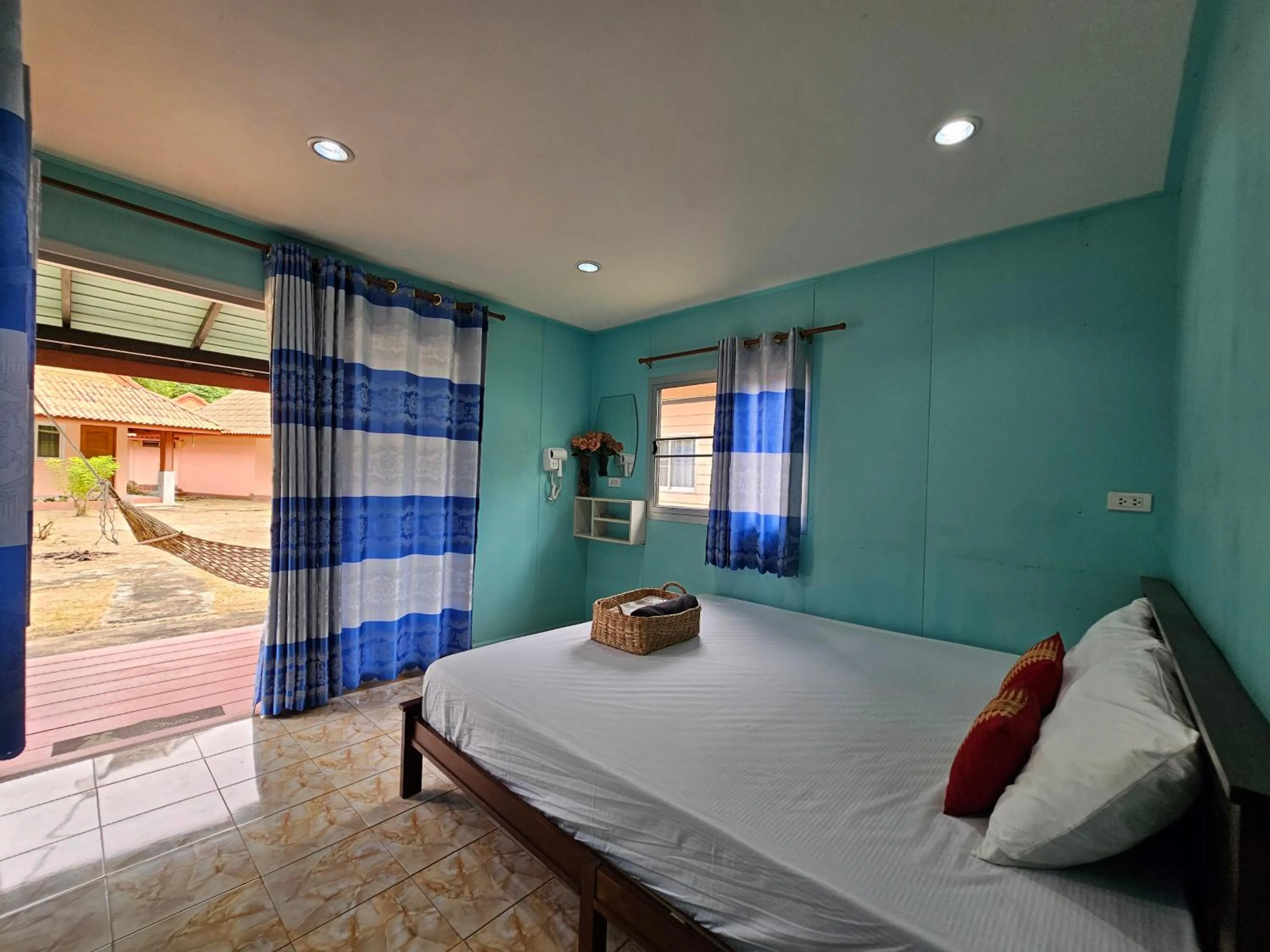 Bed in Koh Ngai Kaimuk Thong Resort