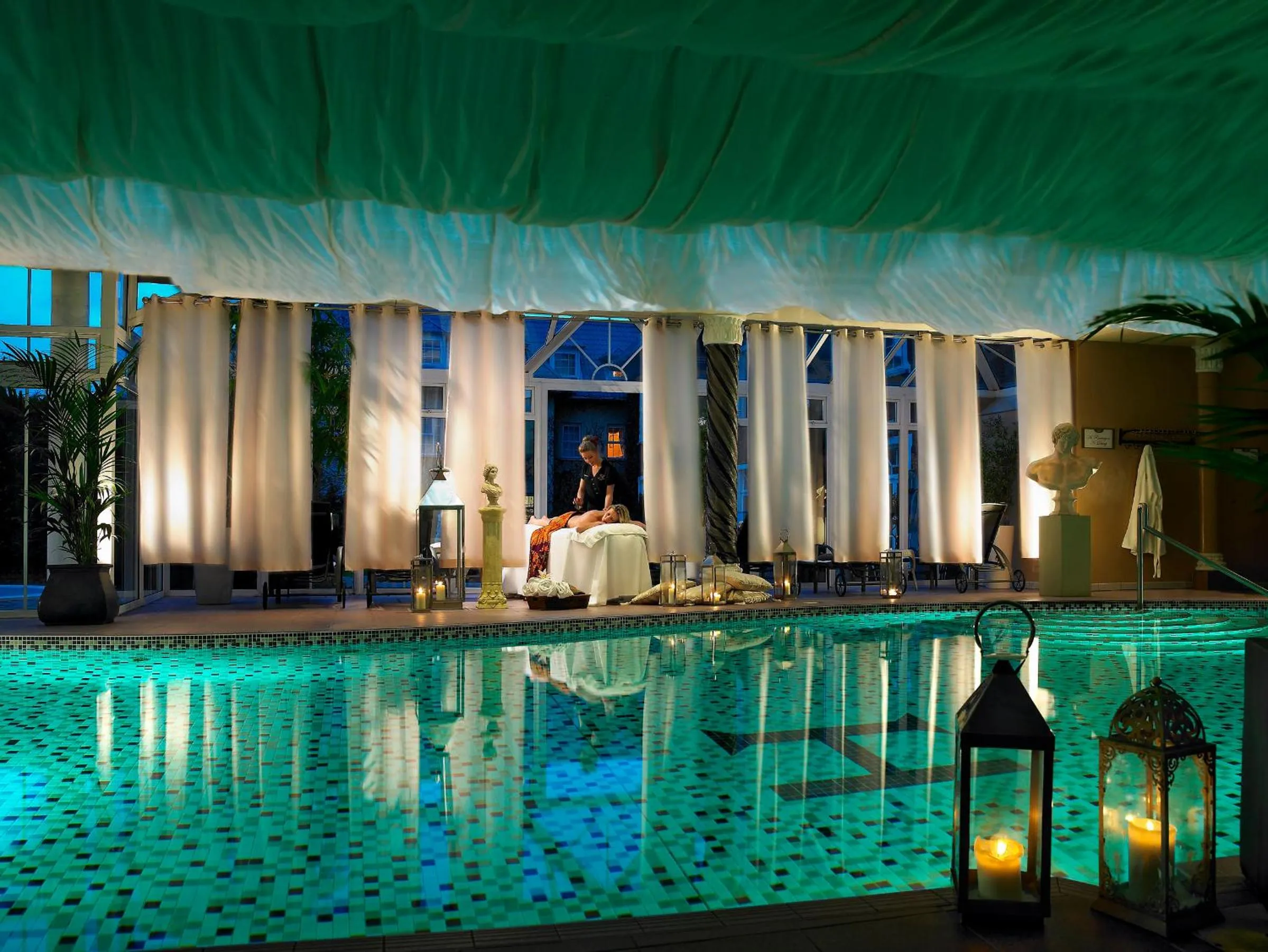 Swimming pool in Hayfield Manor