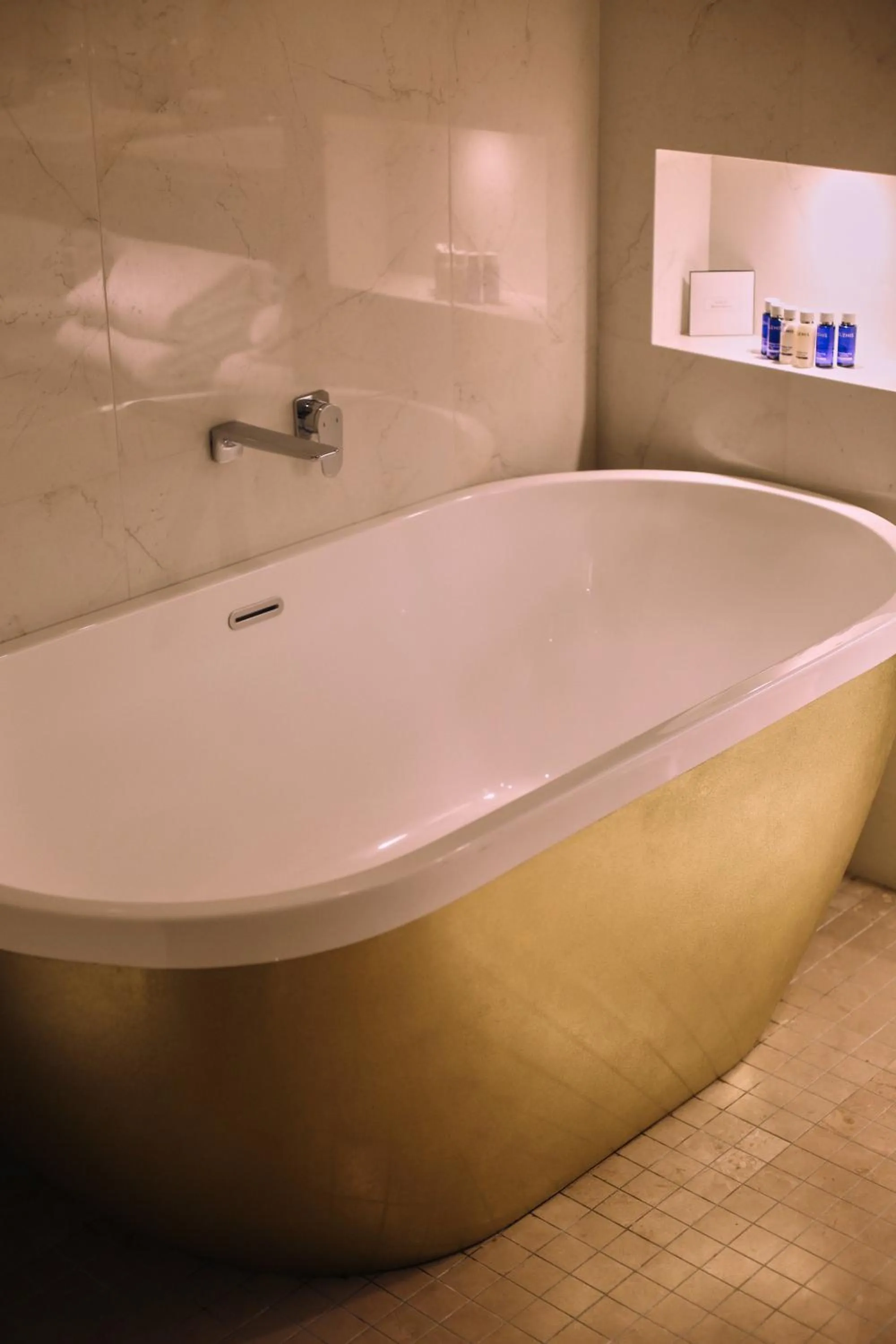 Bath in Hayfield Manor