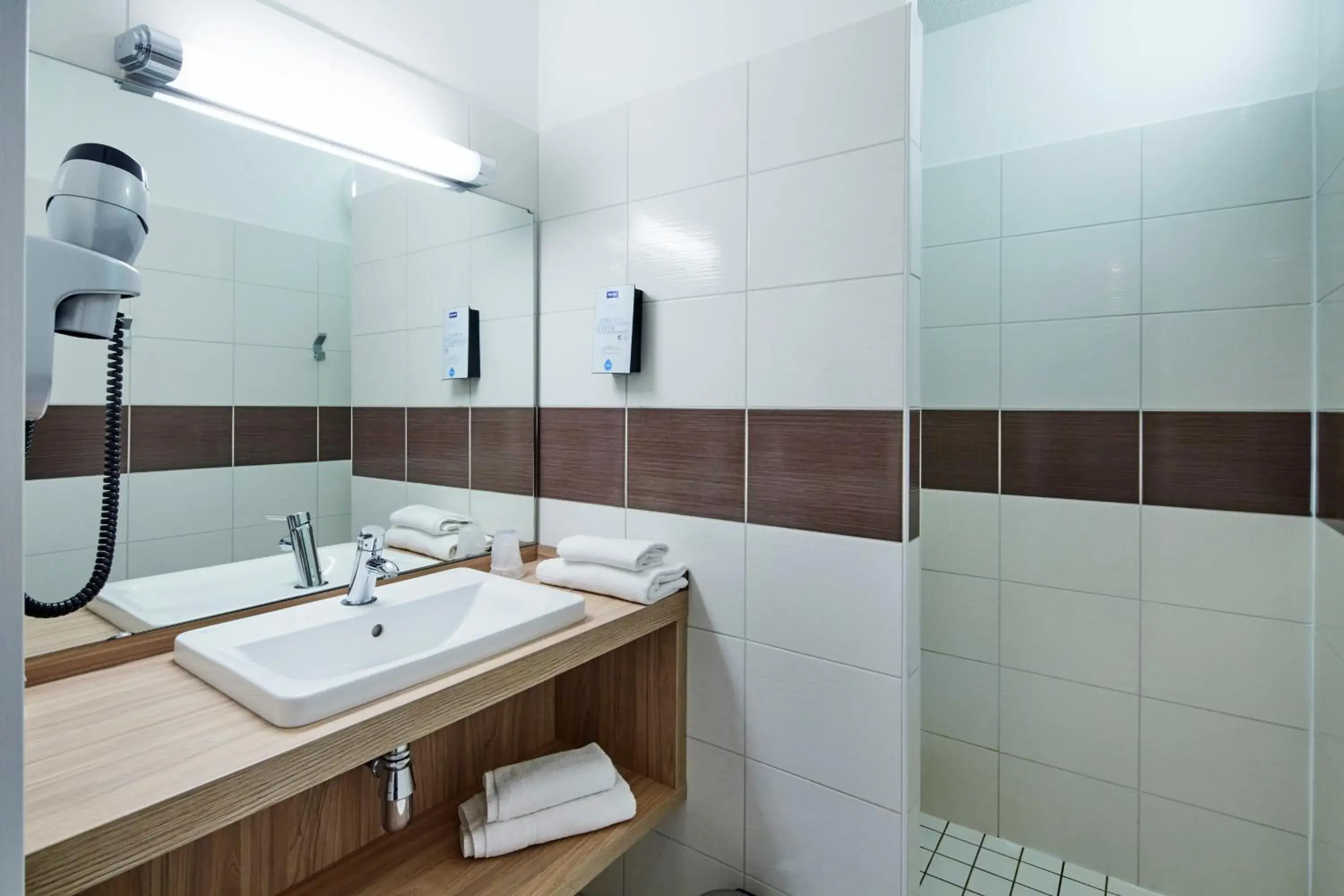 Bathroom in Kyriad Clermont Ferrand Nord - Riom Bathroom in Kyriad Clermont Ferrand Nord - Riom