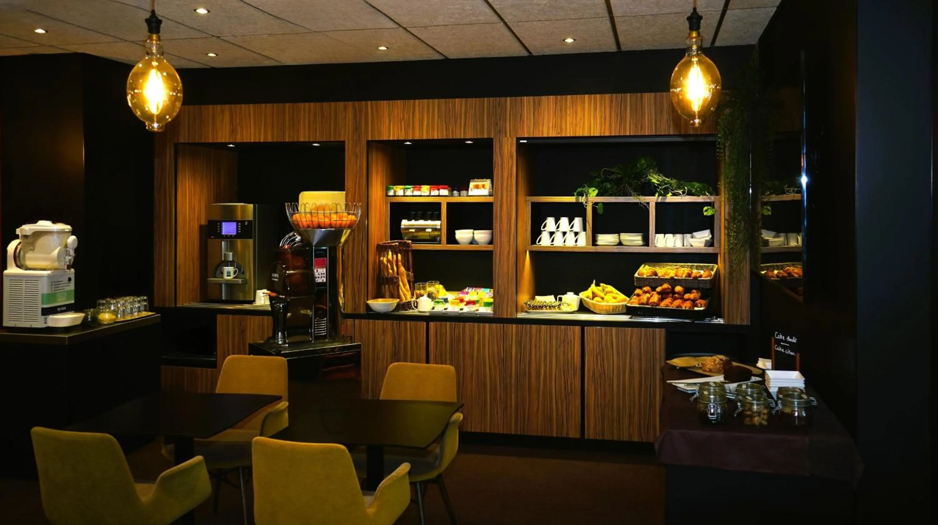 Breakfast in Kyriad Clermont Ferrand Nord - Riom