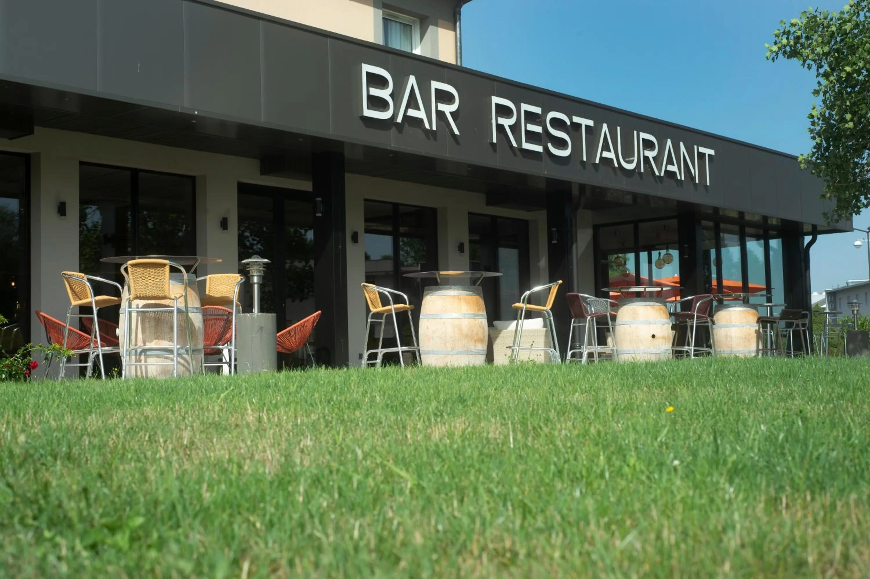 Property building in Kyriad Clermont Ferrand Nord - Riom