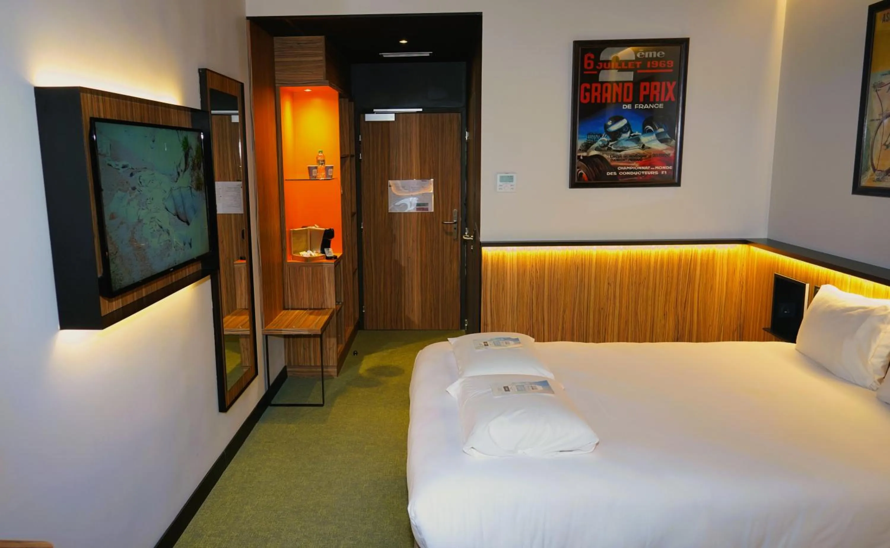 TV and multimedia, Bed in Kyriad Clermont Ferrand Nord - Riom