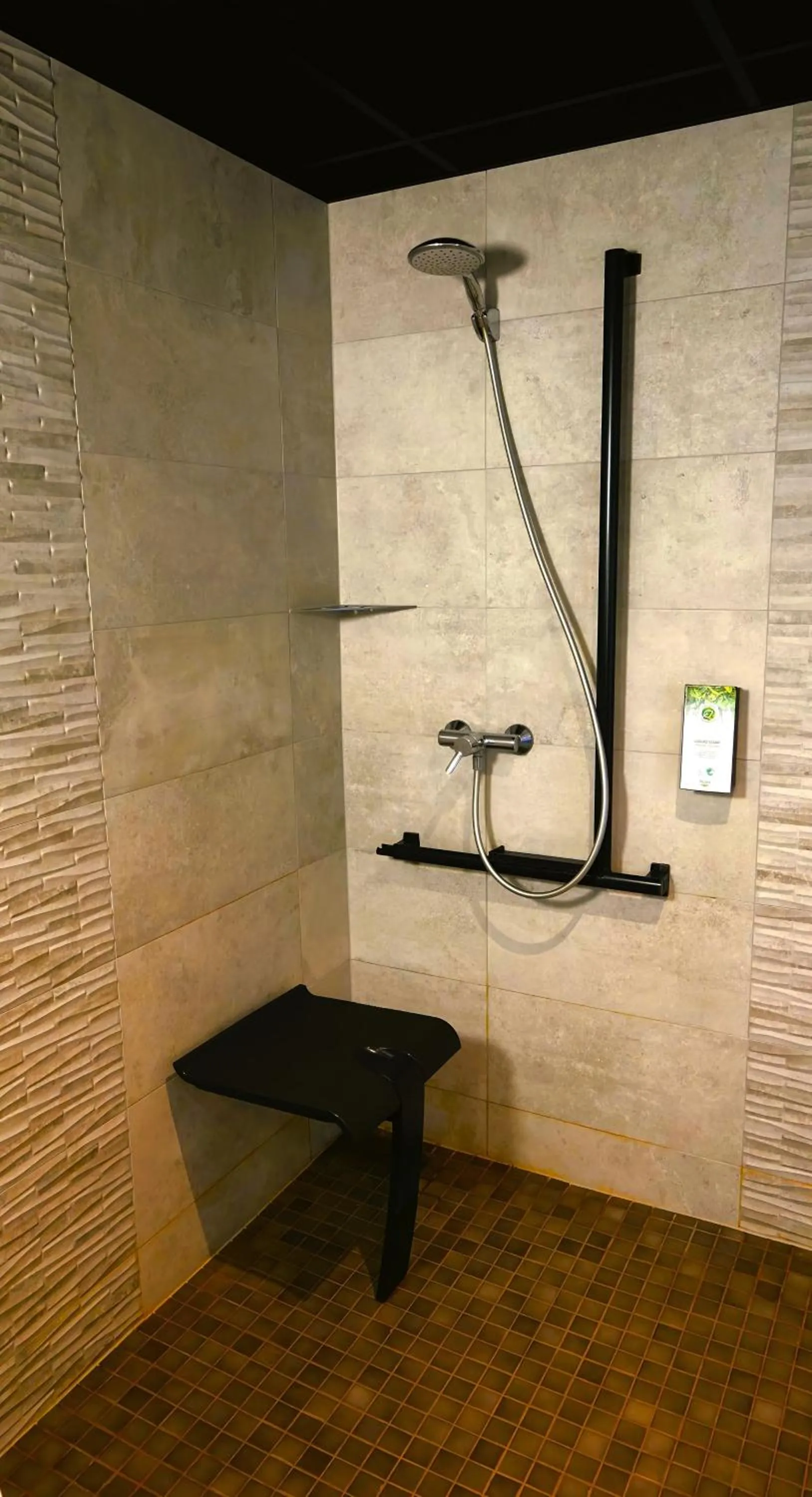 Shower in Kyriad Clermont Ferrand Nord - Riom