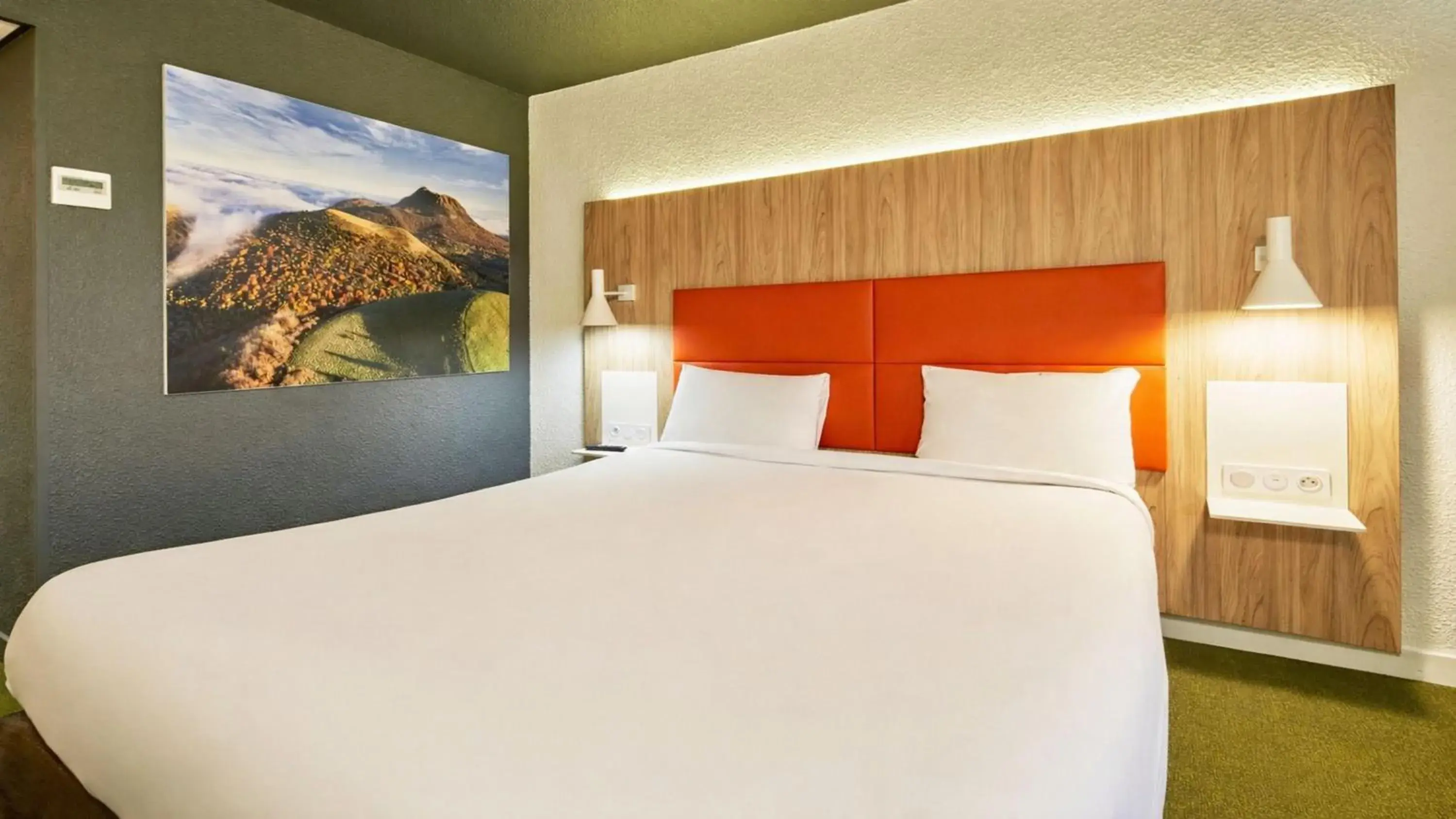 Property building, Bed in Kyriad Clermont Ferrand Nord - Riom Property building, Bed in Kyriad Clermont Ferrand Nord - Riom