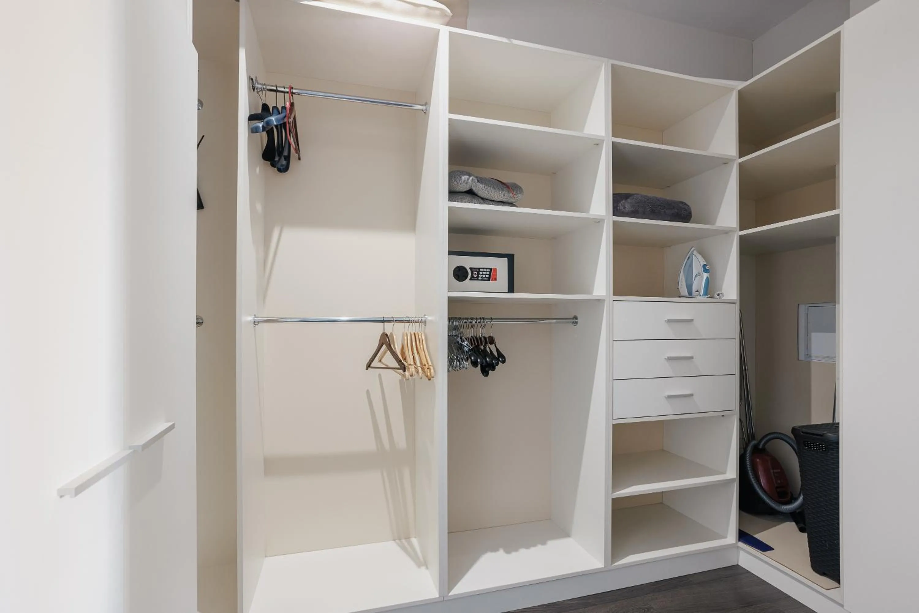 wardrobe in Odessa Pearl Apart Arcadia