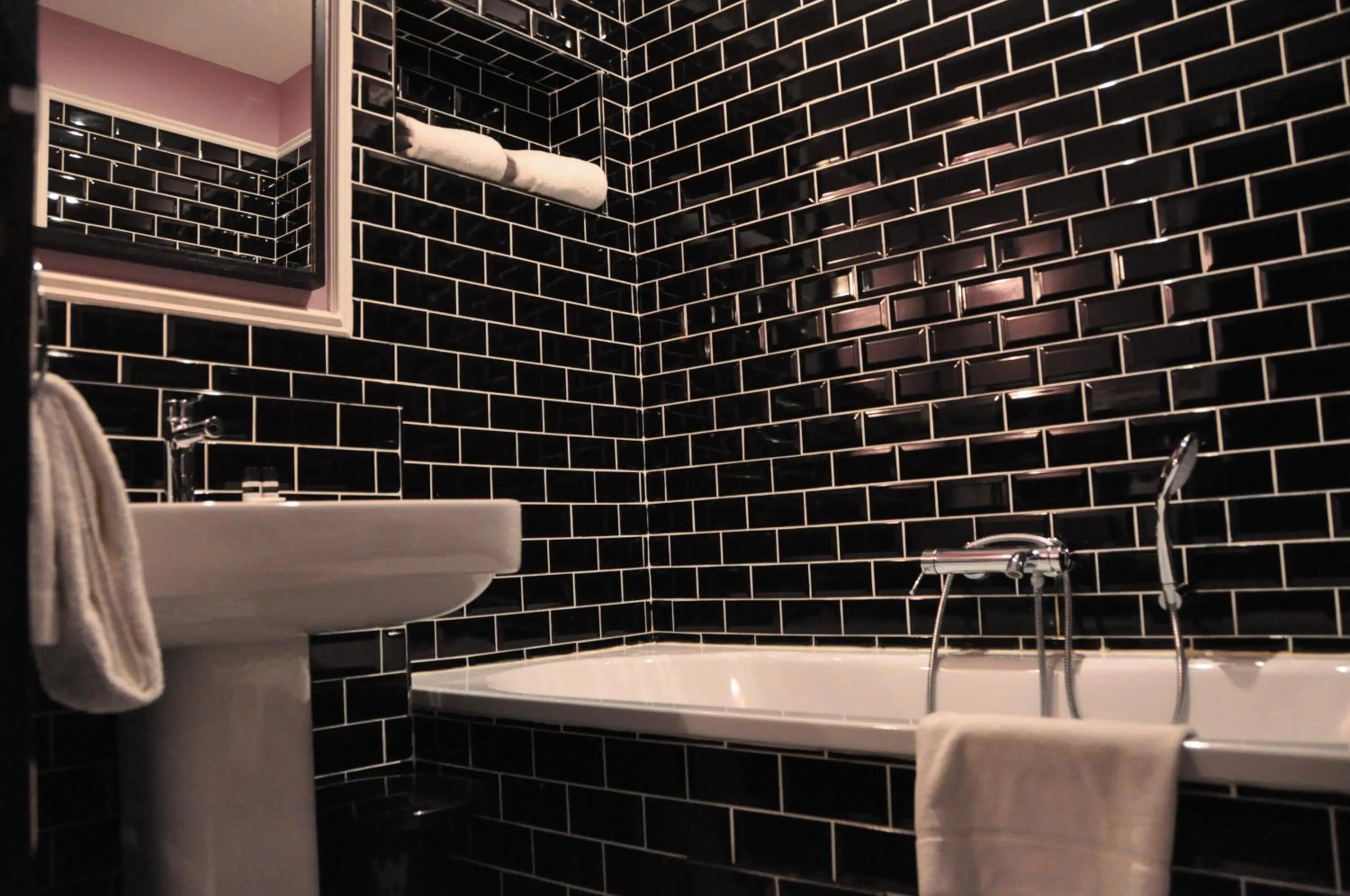 Bath in Alba Opéra Hôtel