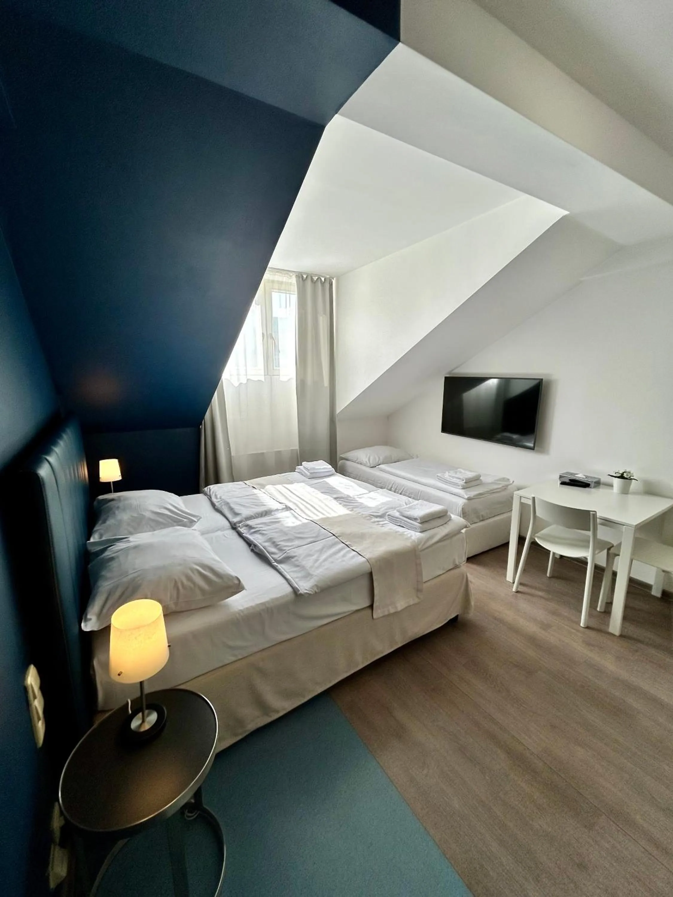 Communal lounge/ TV room, Bed in Alveo Suites