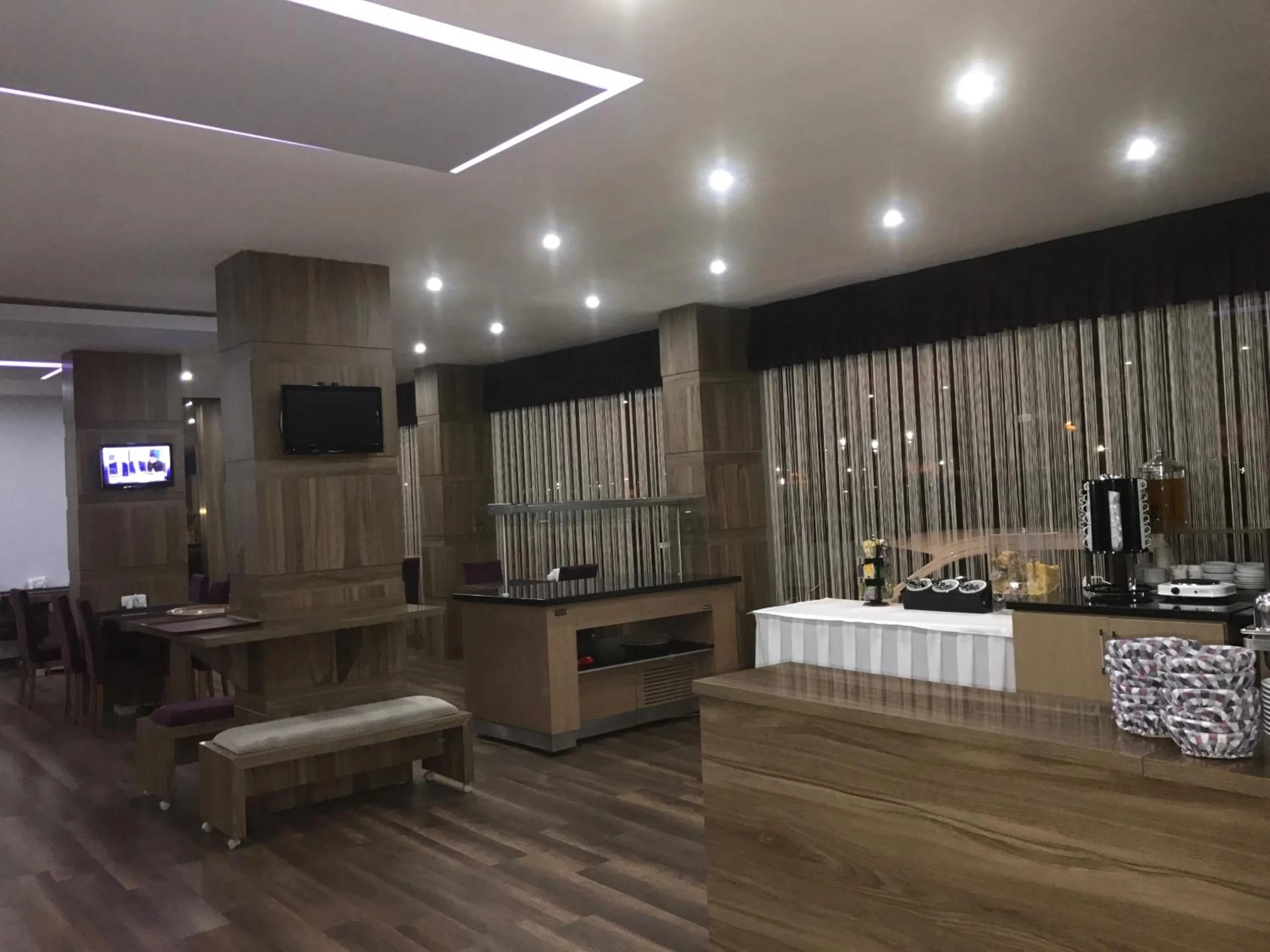 Restaurant/places to eat in Hande Hotel