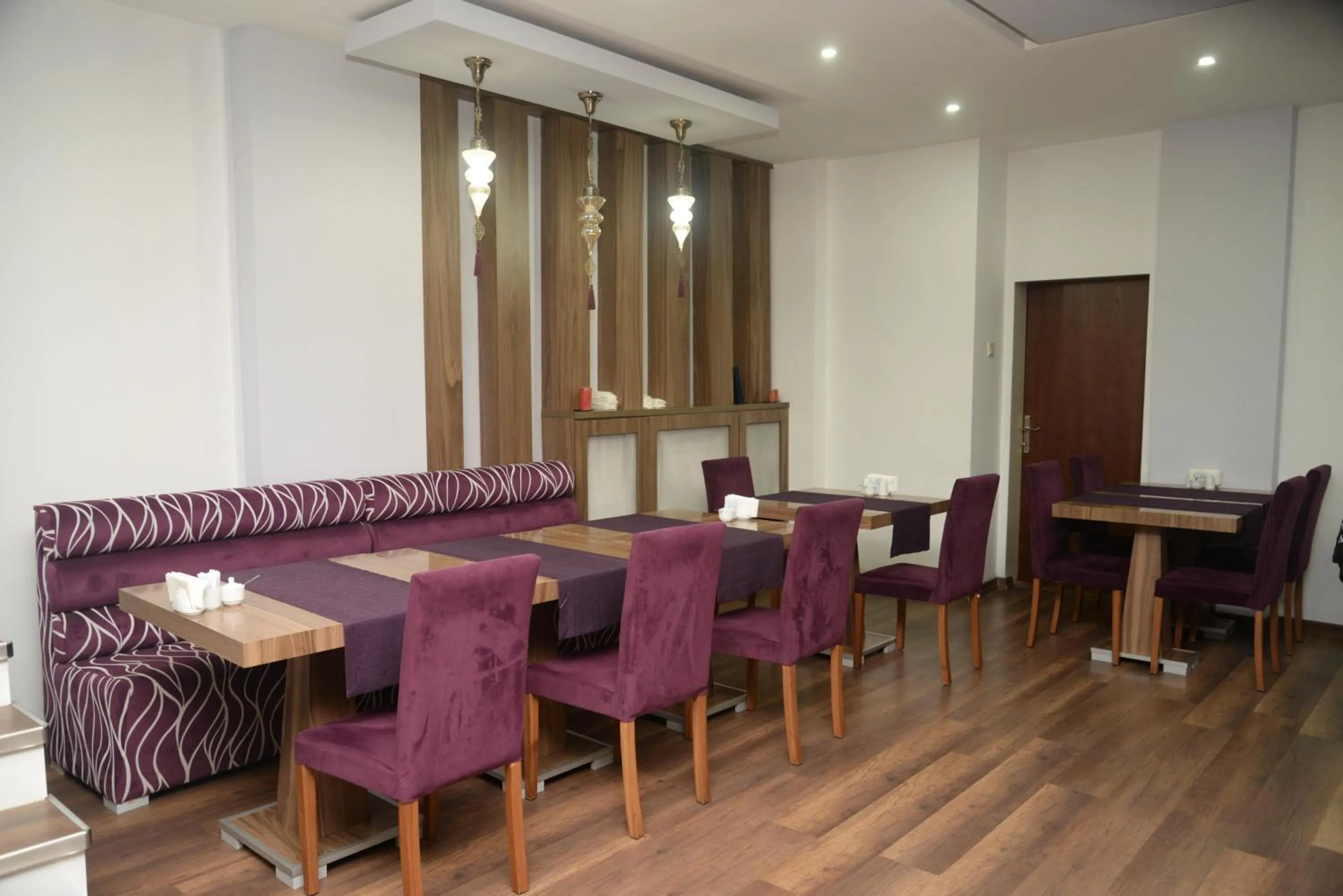 Restaurant/places to eat in Hande Hotel