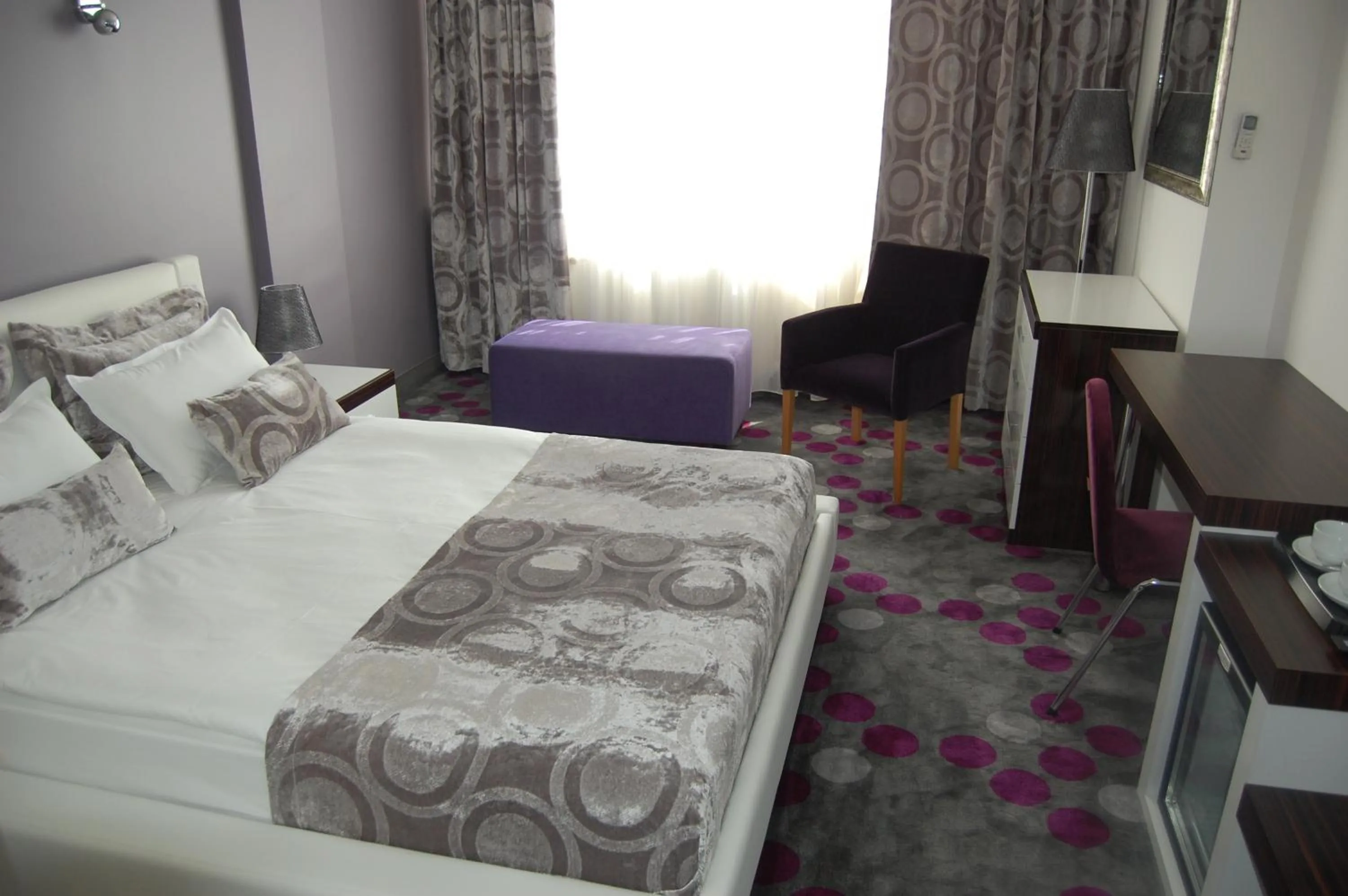 Text overlay, Bed in Hande Hotel