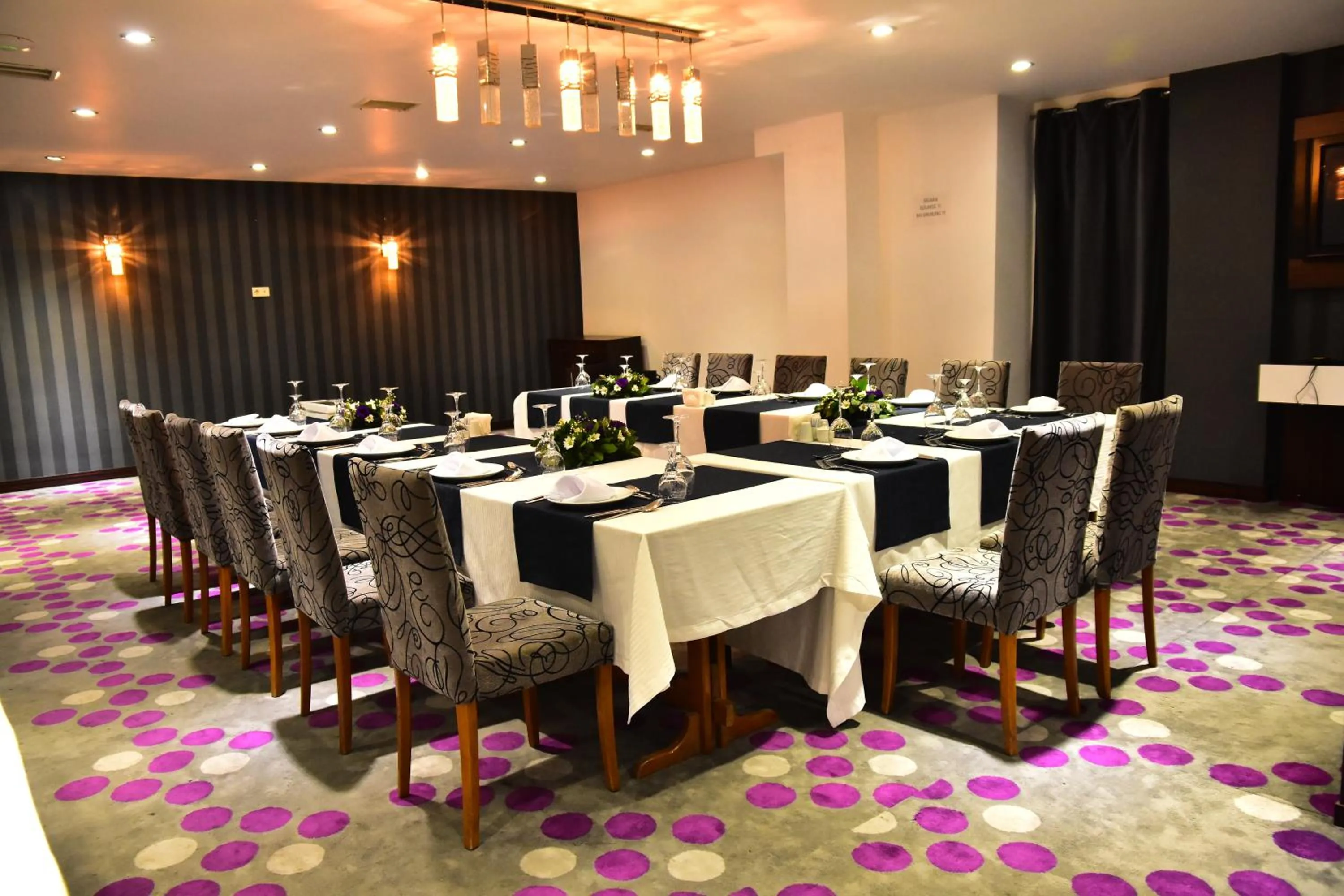 Restaurant/places to eat in Hande Hotel