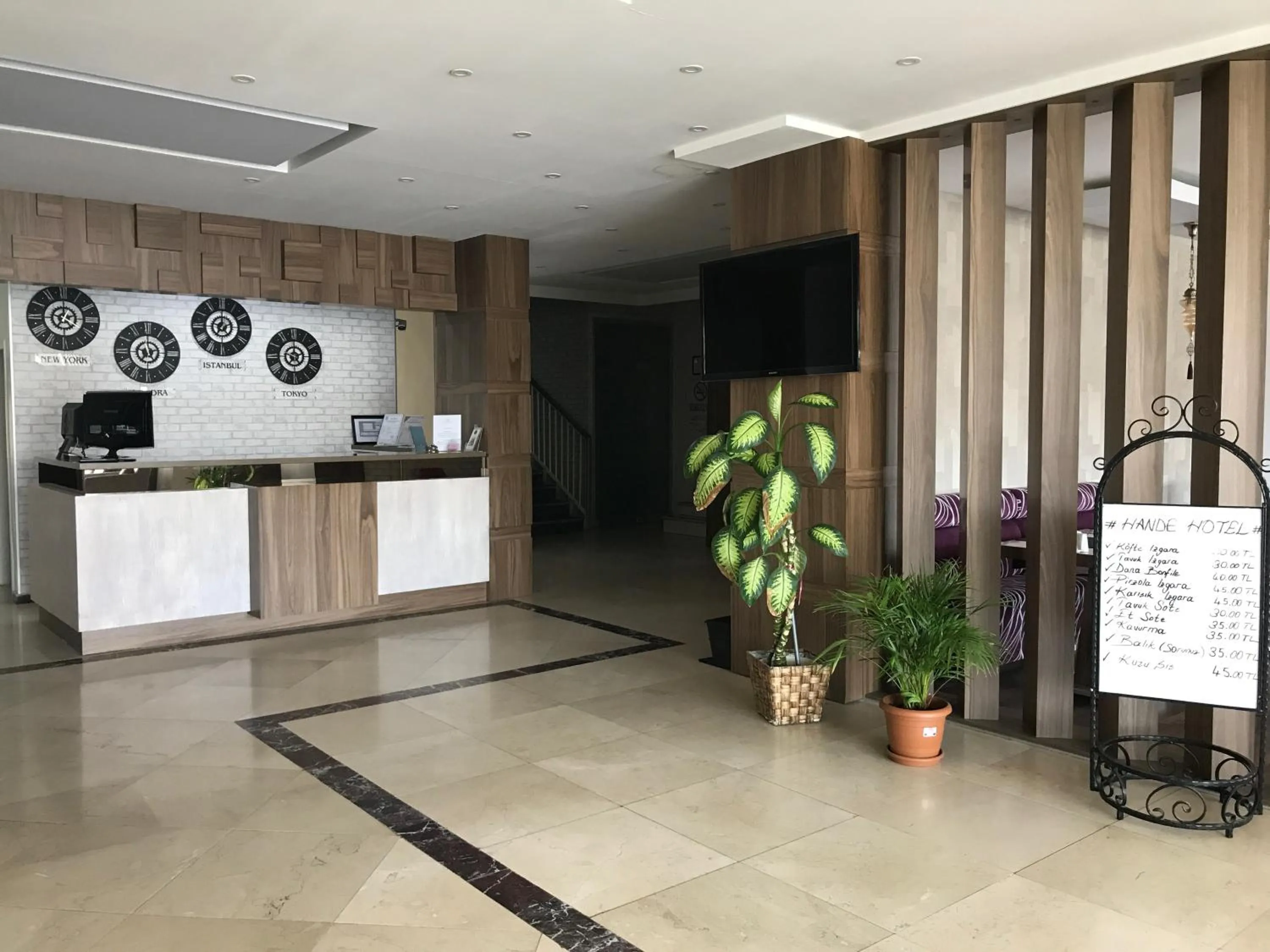 Communal lounge/ TV room in Hande Hotel