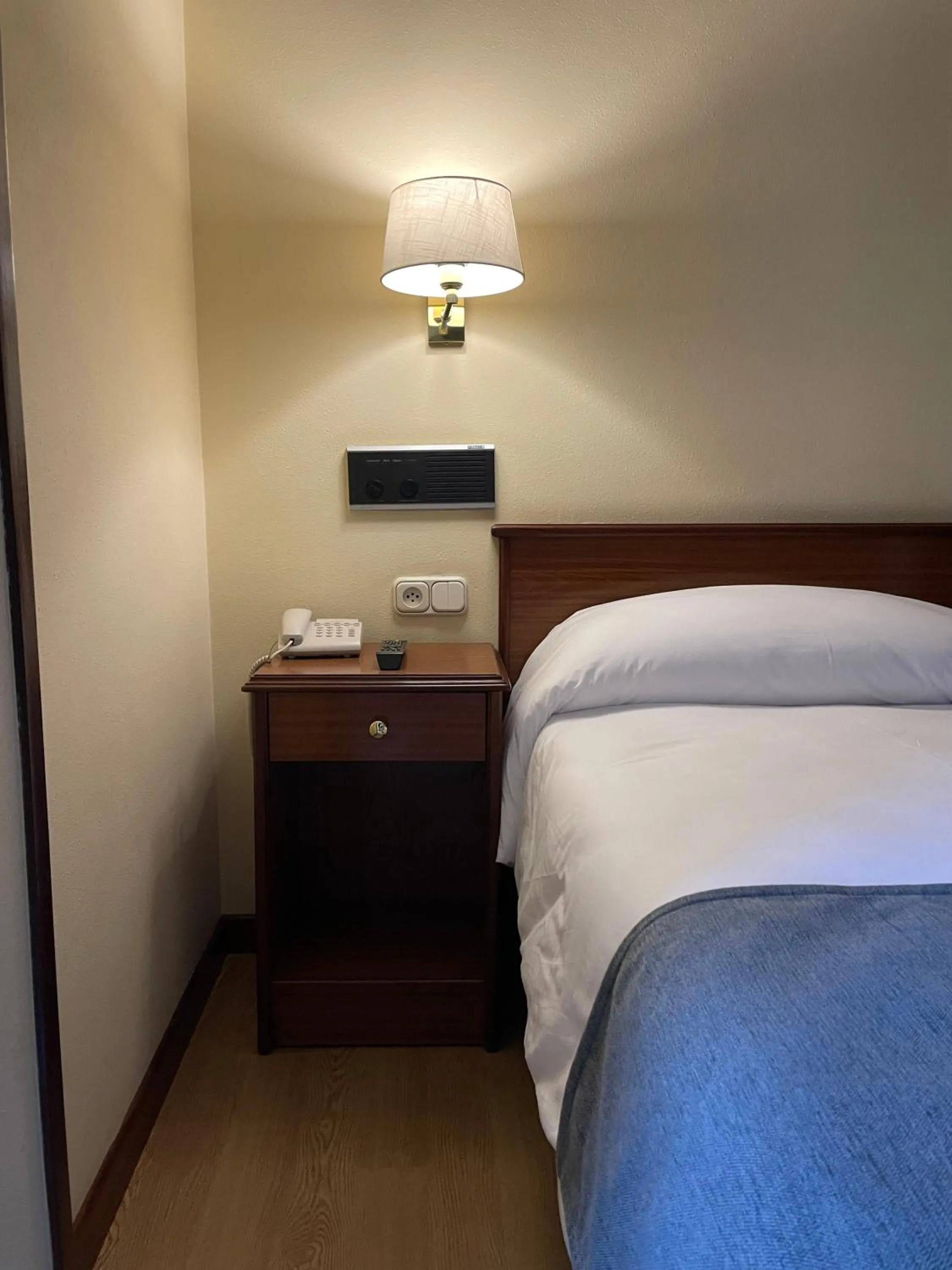 Bed in Pensión Capital de Galicia