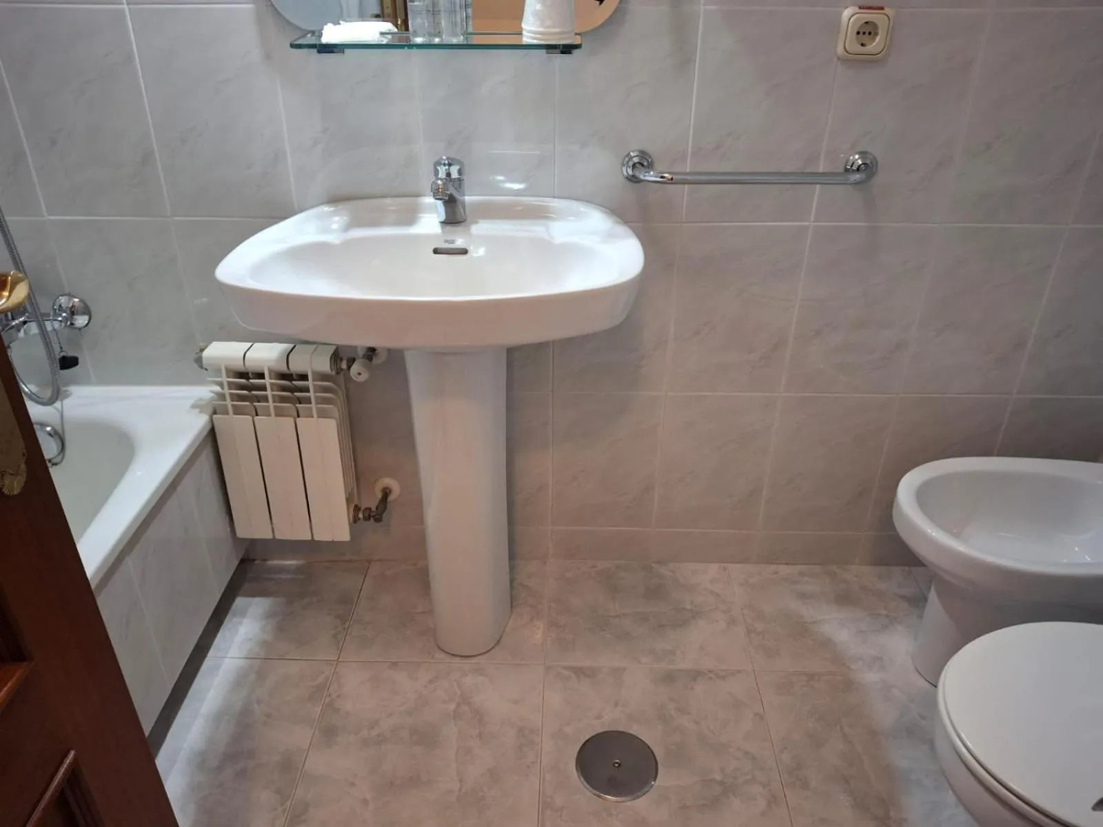 Shower in Pensión Capital de Galicia