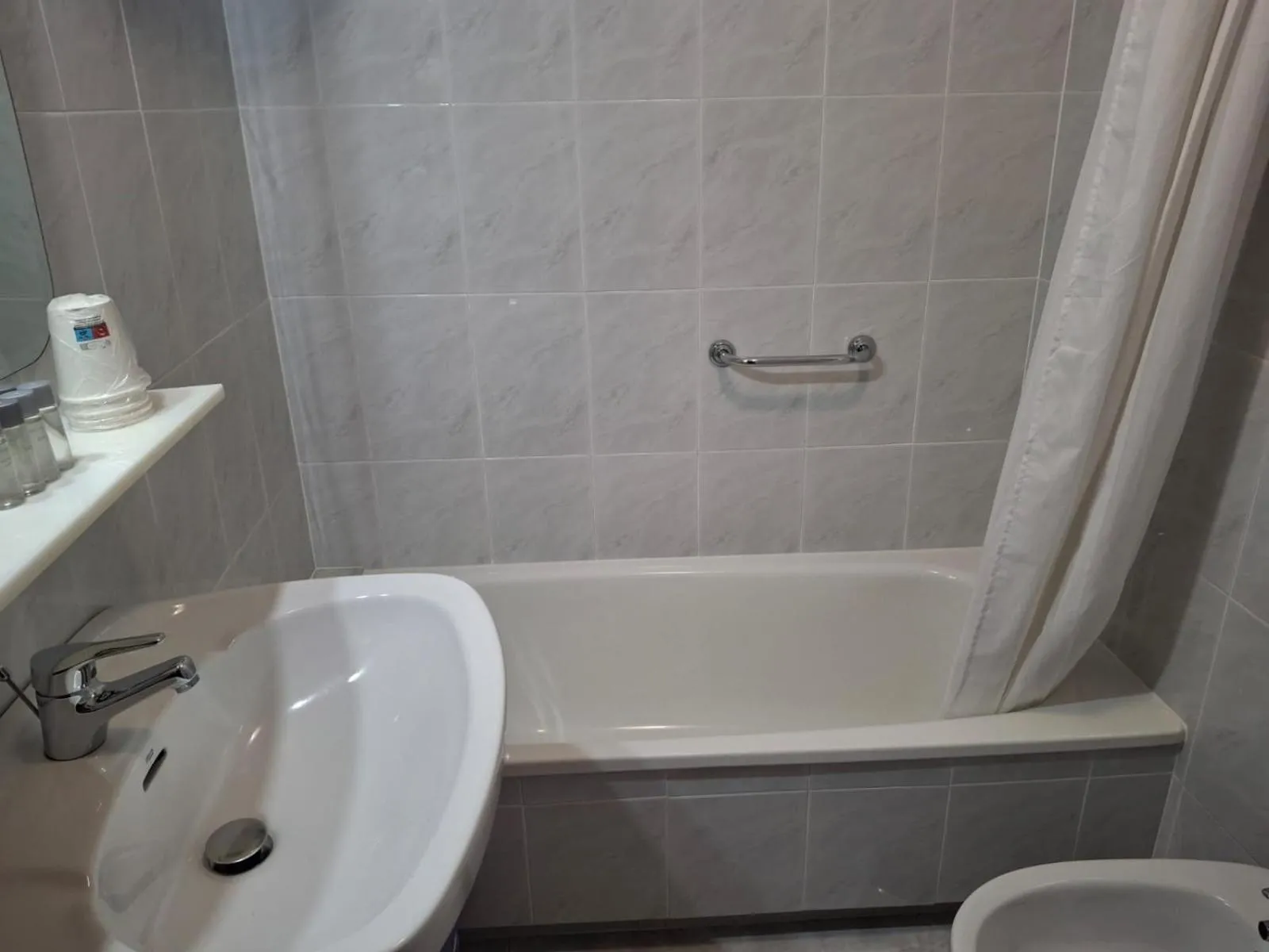 Shower in Pensión Capital de Galicia