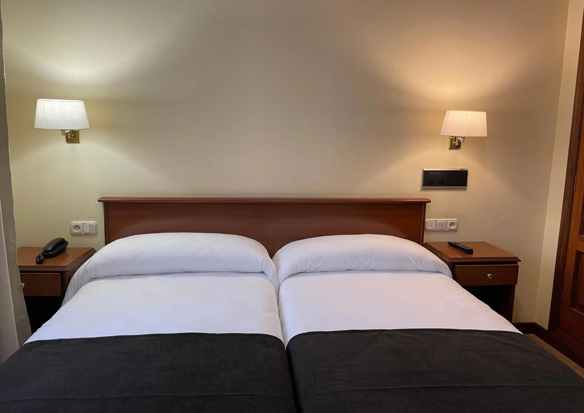 Bed in Pensión Capital de Galicia