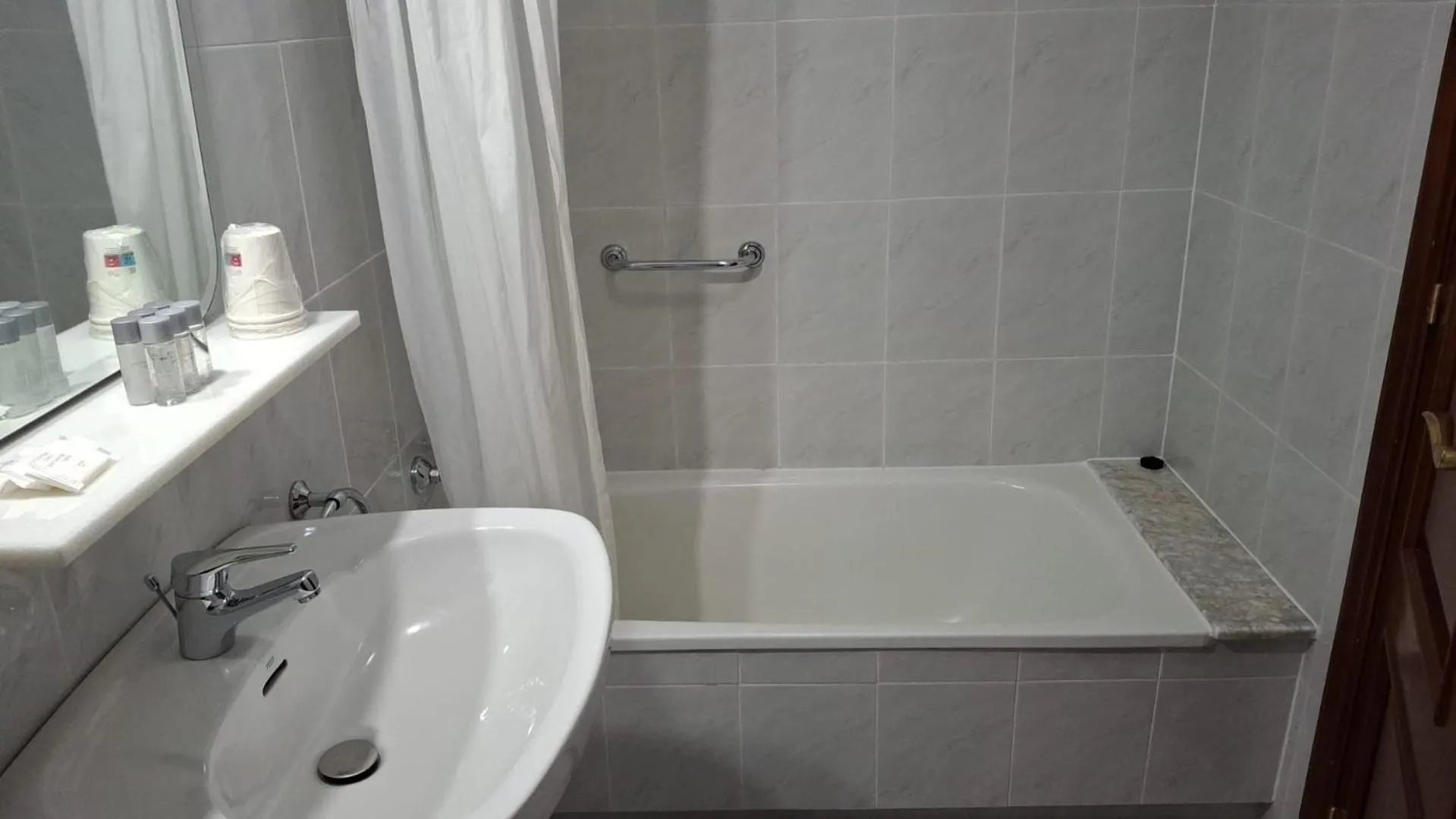 Shower in Pensión Capital de Galicia