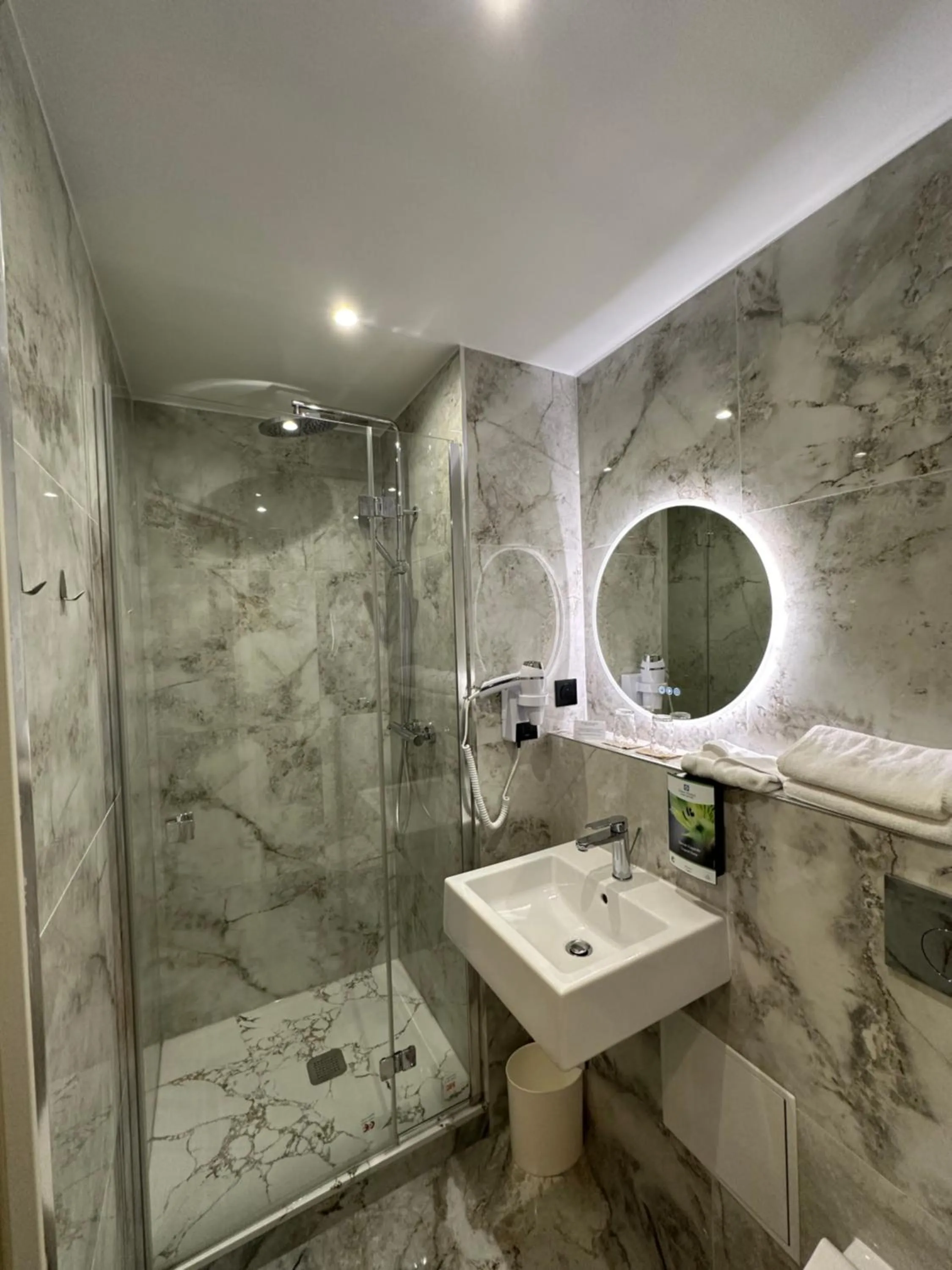 Bathroom in Sure Hotel by Best Western Reims Nord