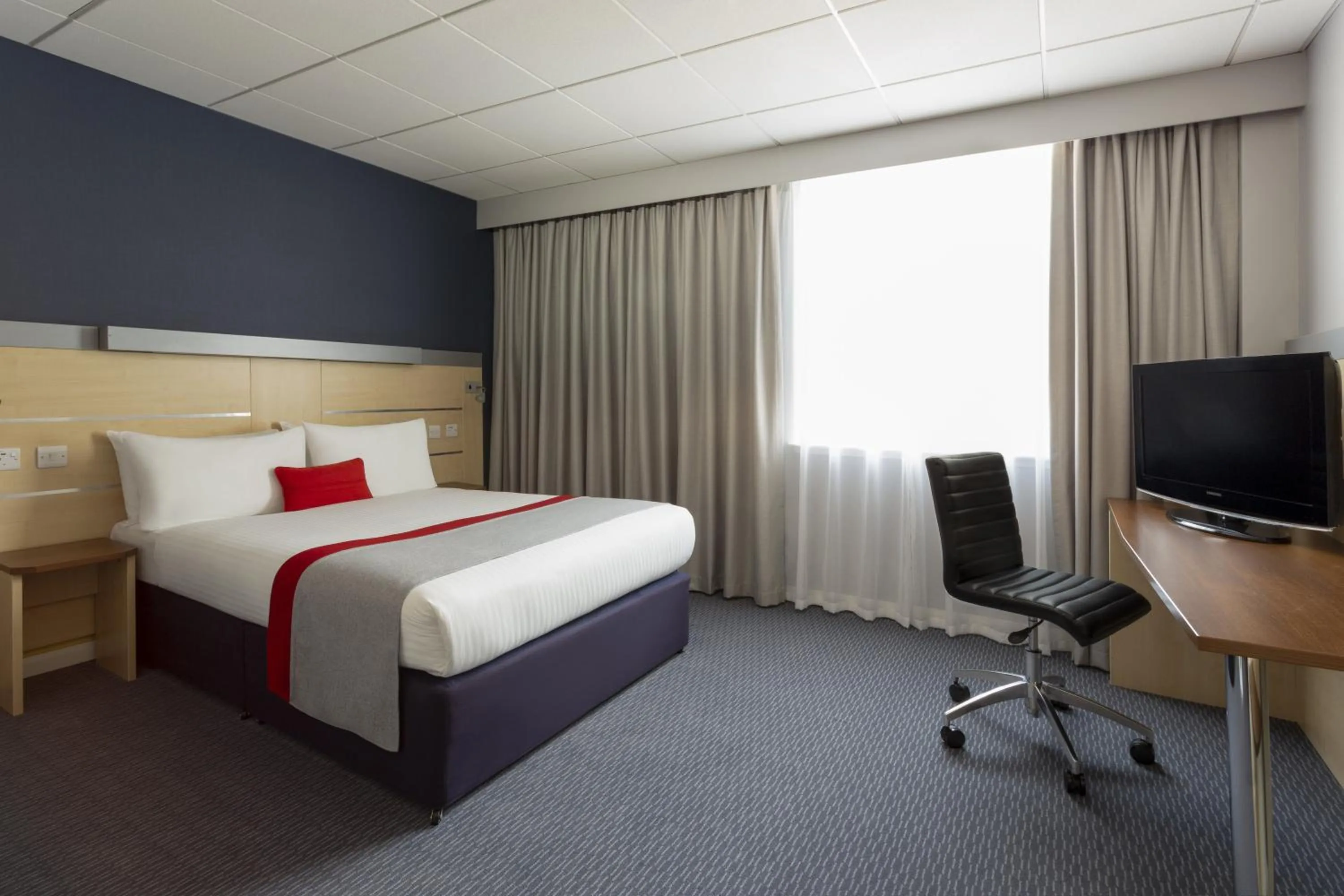 Photo of the whole room, Bed in Holiday Inn Express Edinburgh City Centre by IHG