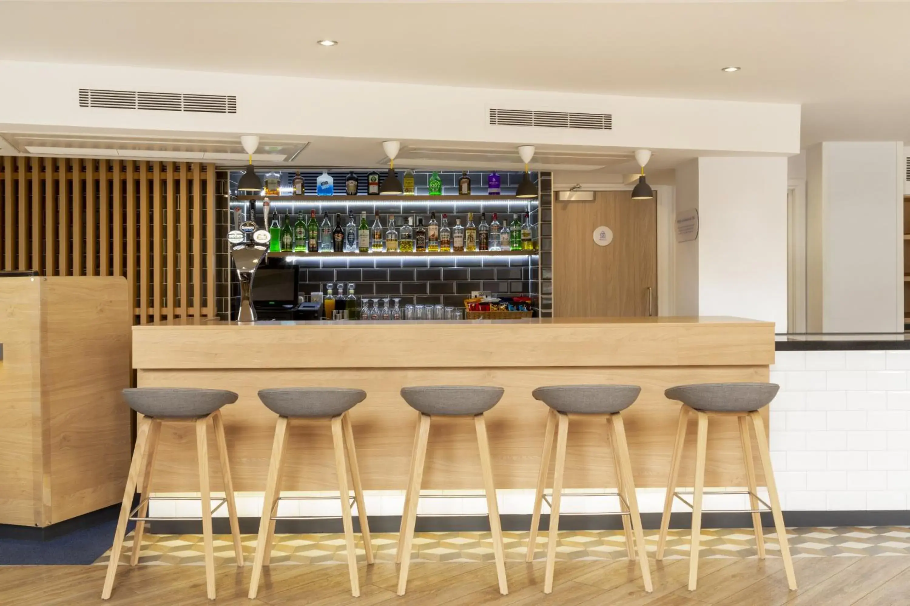 Lounge or bar in Holiday Inn Express Edinburgh City Centre by IHG Lounge or bar in Holiday Inn Express Edinburgh City Centre by IHG