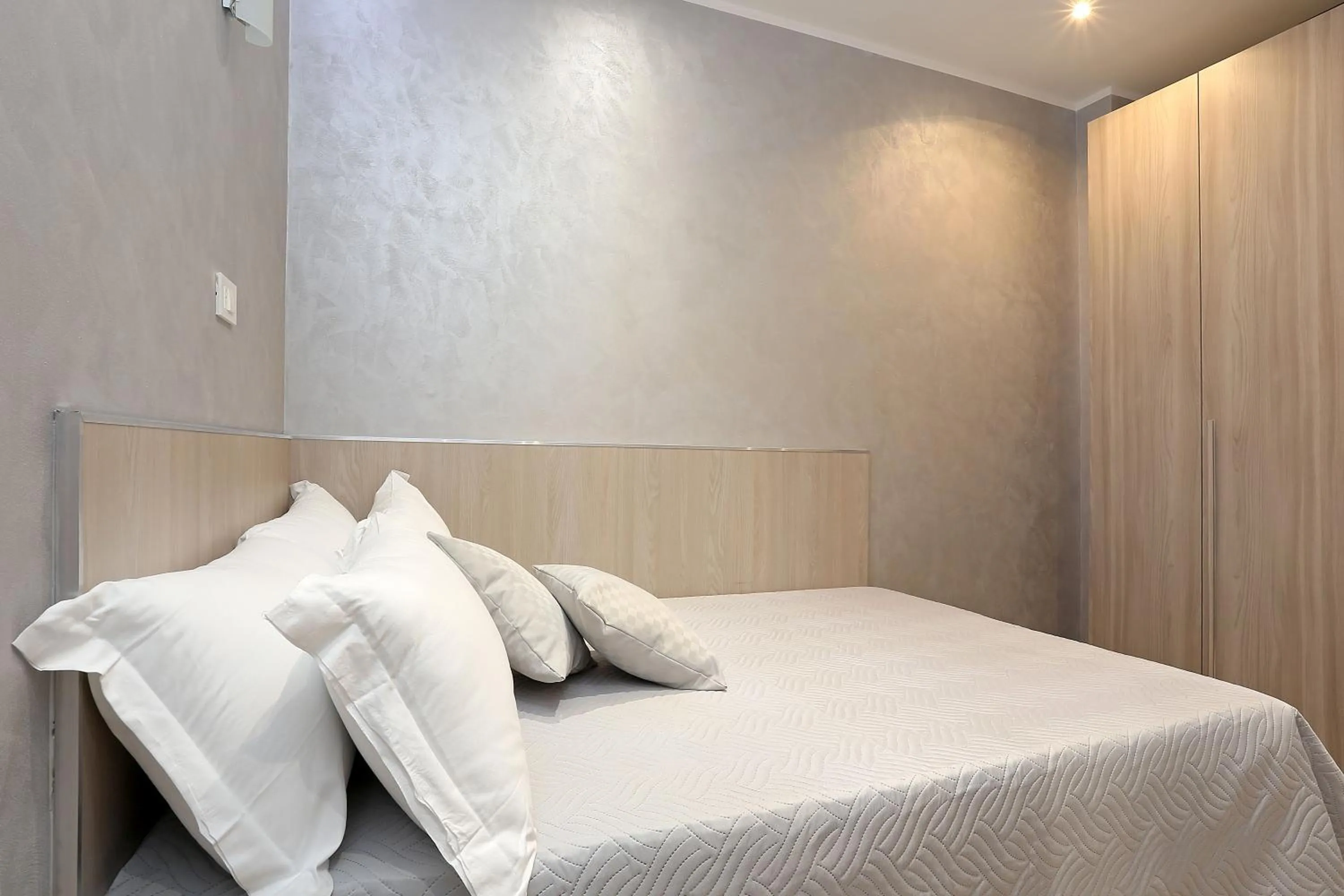 Bedroom, Bed in AdoraSuite 2