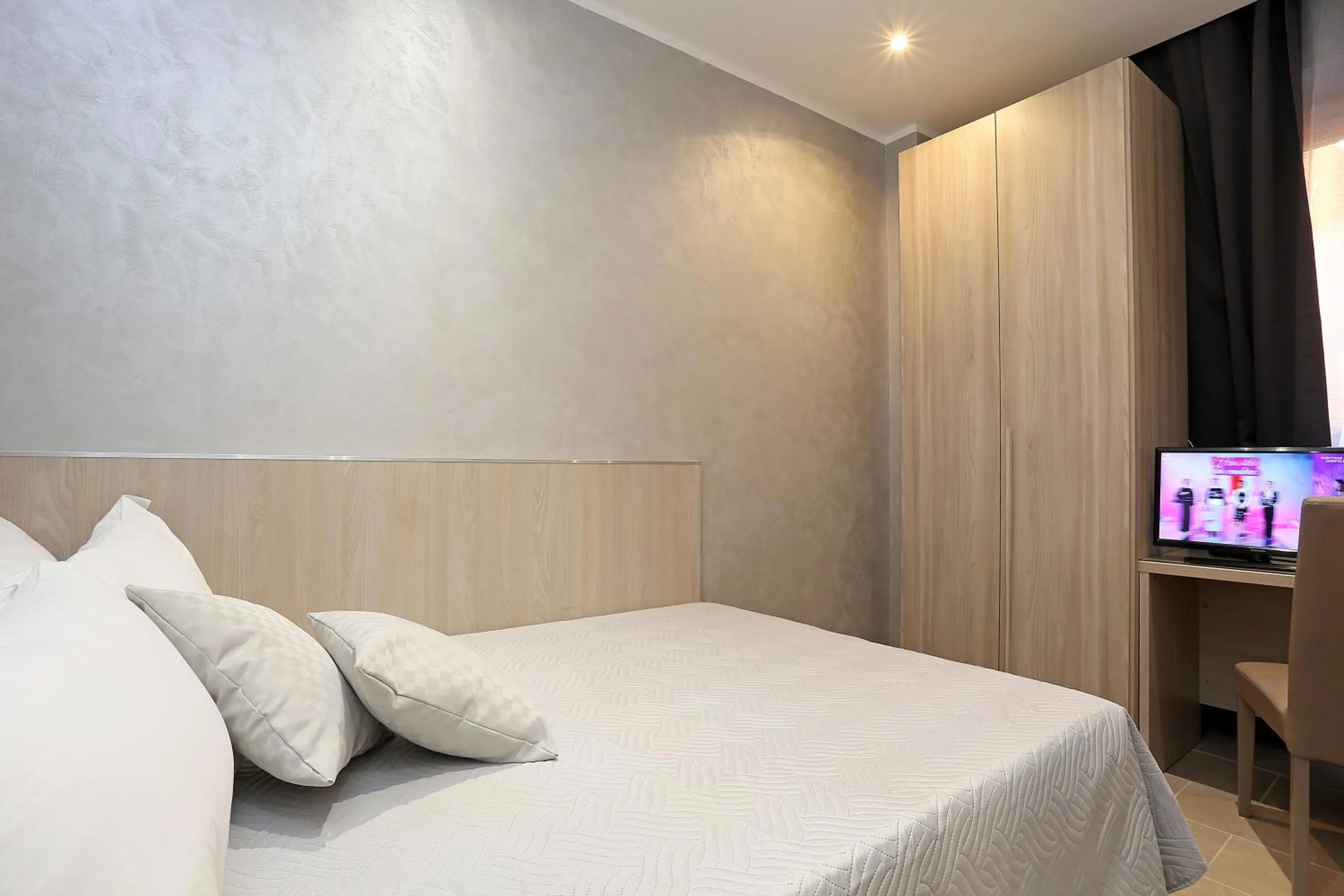 Bedroom, Bed in AdoraSuite 2