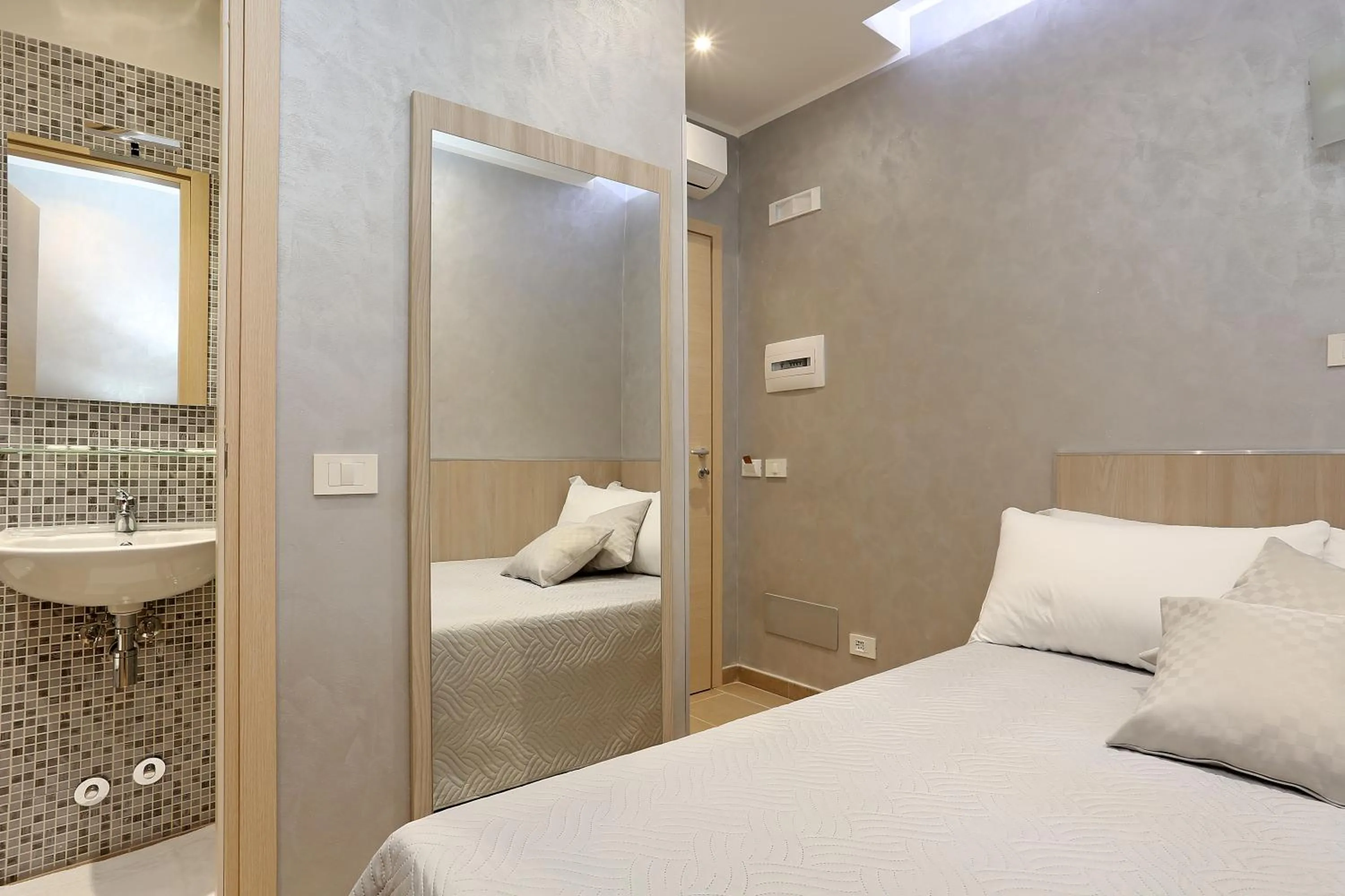 Bedroom, Bed in AdoraSuite 2